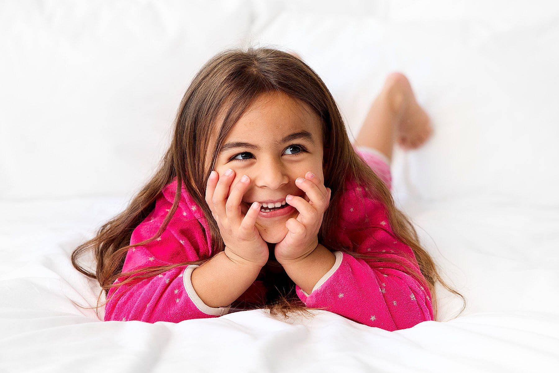 Linda participe au concours pour gagner de l'argent avec cette photo : arm, black_hair, comfort, eye, eyebrow, flash_photography, gesture, hand, happy, human_leg, joy, leisure, linens, lip, magenta, person, pink, skin, sleeve, smile