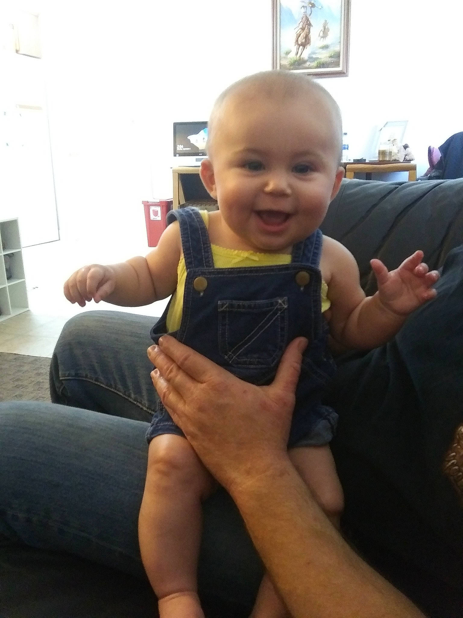 Elisabeth is registered to the contest to win money with this photo: arm, baby, cheek, child, face, finger, hand, head, human_body, human_leg, joint, joy, leg, muscle, person, shoulder, sitting, skin, thigh, thumb