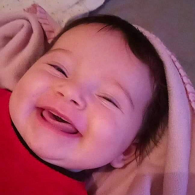 Nadia a rejoint le concours — aidez-le/la à gagner de superbes lots ! baby, beauty, cheek, child, chin, close_up, eye, eyebrow, face, facial_expression, forehead, head, joy, laugh, lip, mouth, nose, person, pink, skin