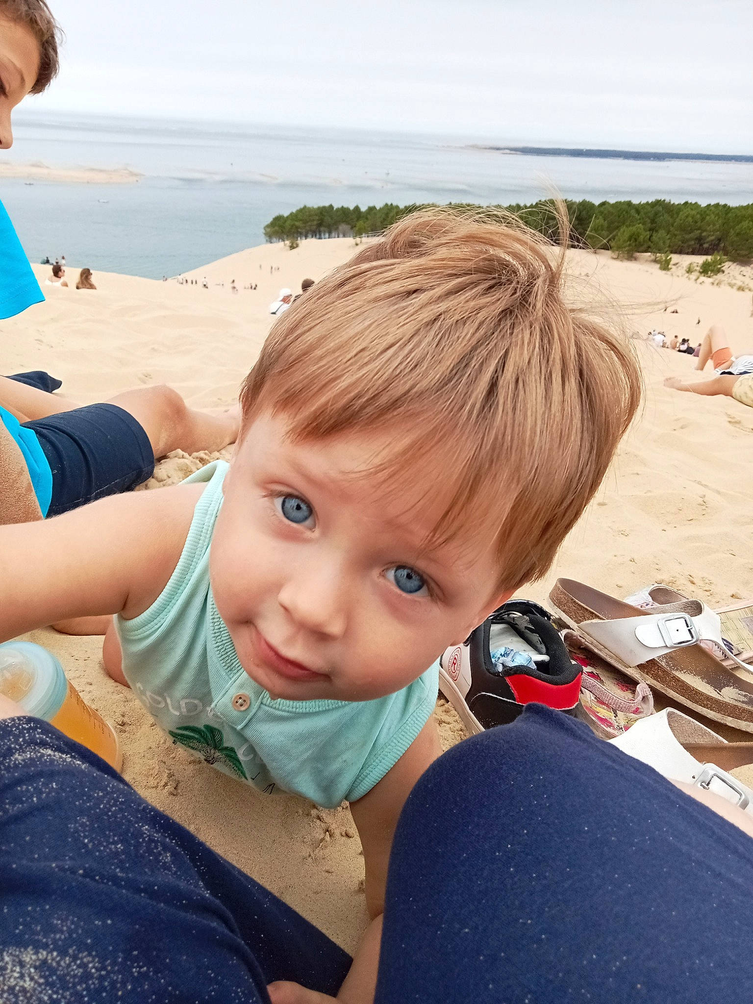 Thélio participe au concours pour gagner de l'argent avec cette photo : beach, child, cool, event, fun, grass, happy, holiday, leisure, ocean, people_on_beach, person, recreation, sitting, sky, t_shirt, toddler, tourism, travel, tree