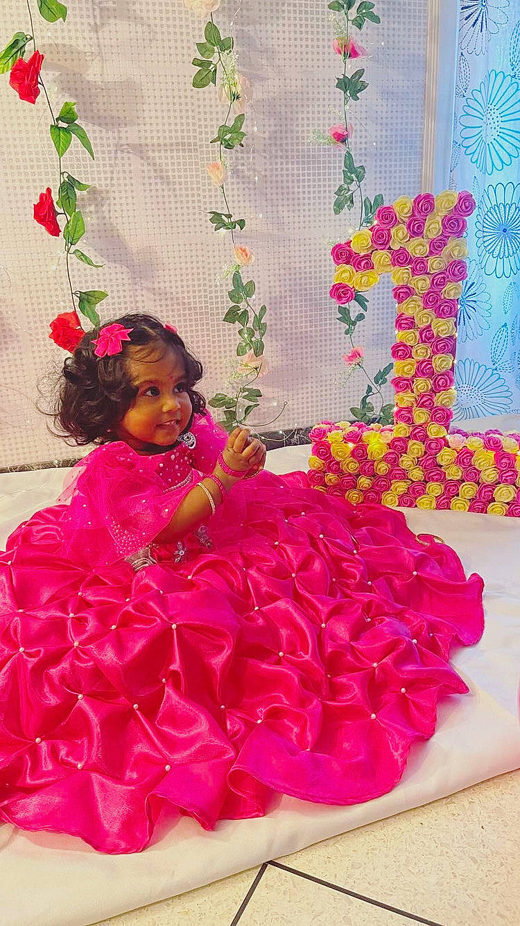 Jasmitha a rejoint le concours — aidez-le/la à gagner de superbes lots ! baby_toddler_clothing, child, clothing, dress, embellishment, event, fashion_design, happy, headgear, magenta, pattern, person, petal, pink, plant, purple, ruffle, sleeve, smile, textile