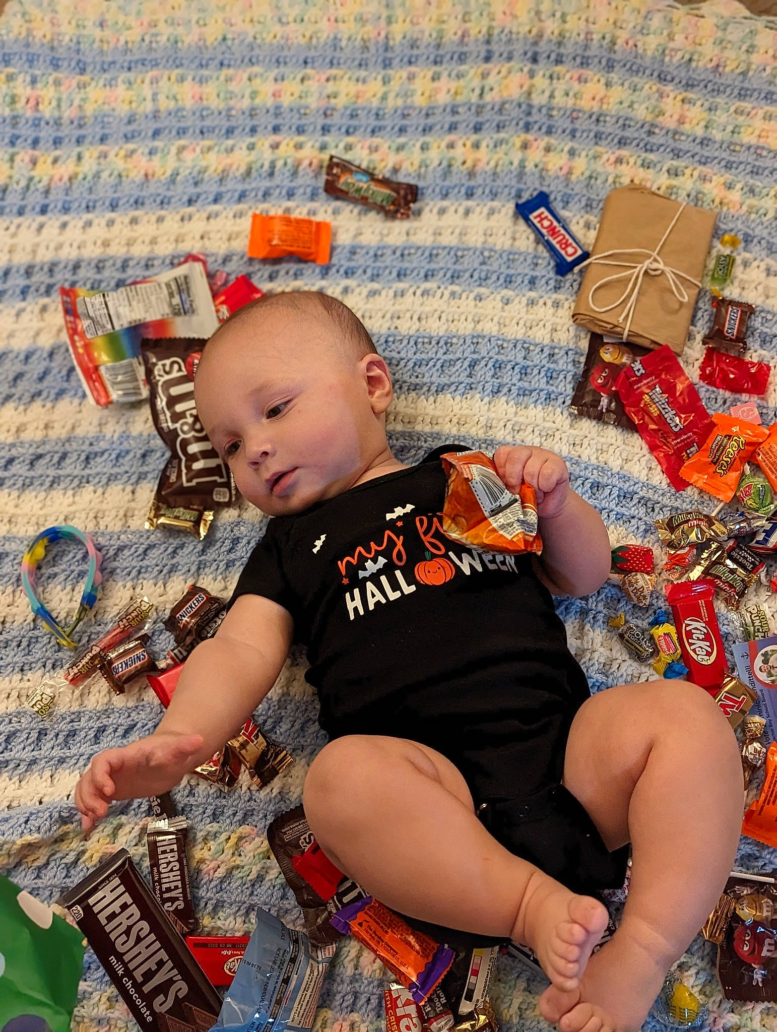 Kristian is registered to the contest to win money with this photo: baby, baby_toddler_clothing, barefoot, child, fashion_accessory, foot, fun, happy, hat, human_leg, lap, leg, leisure, orange, pattern, people_in_nature, person, shorts, sitting, thigh