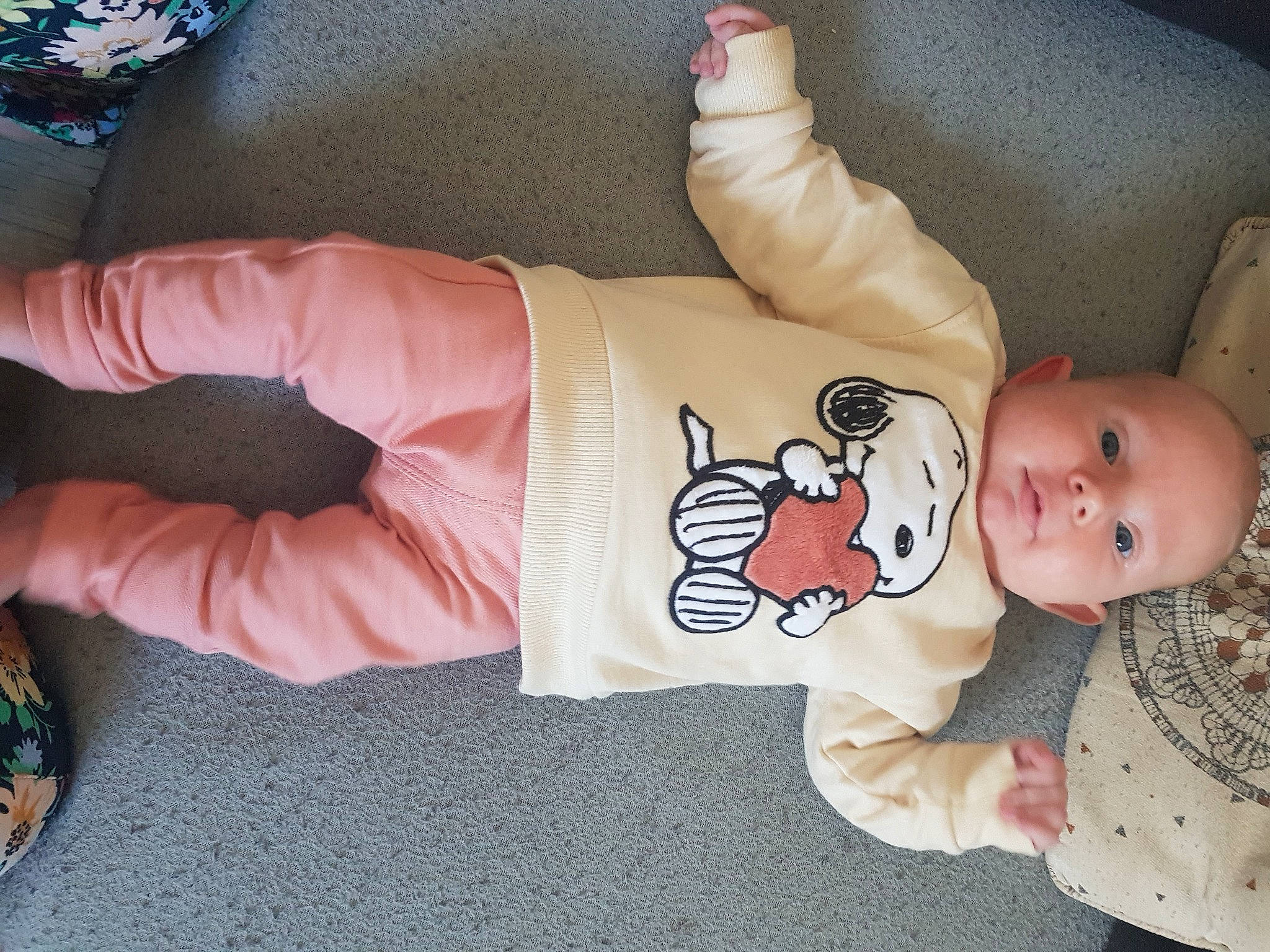 Victoria a rejoint le concours — aidez-le/la à gagner de superbes lots ! arm, baby, baby_products, baby_sleeping, baby_toddler_clothing, cheek, child, comfort, elbow, finger, gesture, hand, headgear, human_body, joint, leg, person, skin, sleeve, thigh