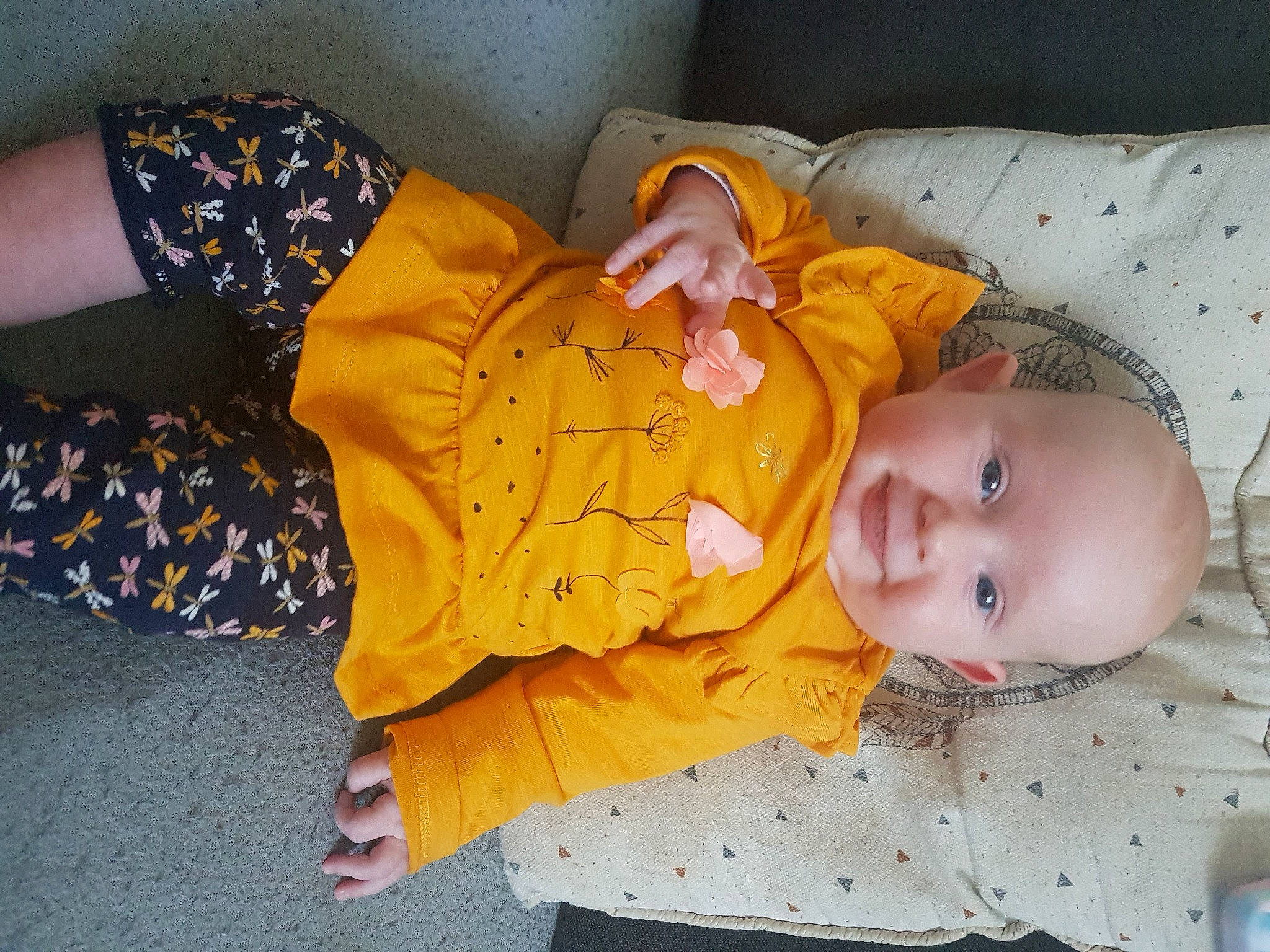 Victoria a rejoint le concours — aidez-le/la à gagner de superbes lots ! baby, baby_products, baby_safety, baby_sleeping, baby_toddler_clothing, bedtime, cheek, child, comfort, human_body, human_leg, linens, orange, pattern, person, room, sitting, skin, sleeve, textile