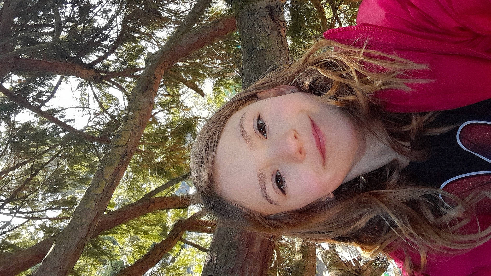 Líle is registered to the contest to win money with this photo: blond, brown_hair, eyelash, fashion_accessory, flash_photography, forest, fun, grass, happy, joy, lip, long_hair, pattern, people_in_nature, person, plant, smile, tints_and_shades, tree, trunk