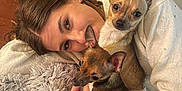 Dino participe au concours pour gagner de l'argent avec cette photo : woman, dog, small_dog, chihuahua, pet, snuggling, cozy, blanket, indoor, floor, wooden_floor, sweater, earrings, cute, face, fur, hand, home, relaxing, cuddling