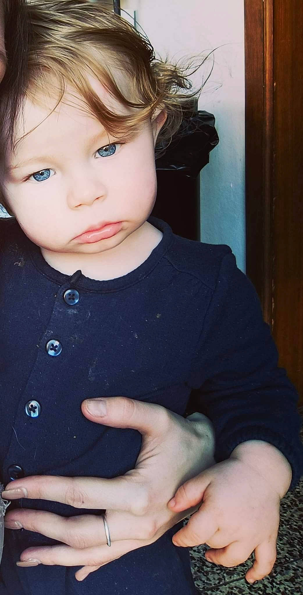 éléna participe au concours pour gagner de l'argent avec cette photo : black_hair, cheek, chin, cool, eyelash, finger, flash_photography, forehead, hairstyle, hand, iris, joint, lip, neck, nose, outerwear, person, shoulder, skin, sleeve