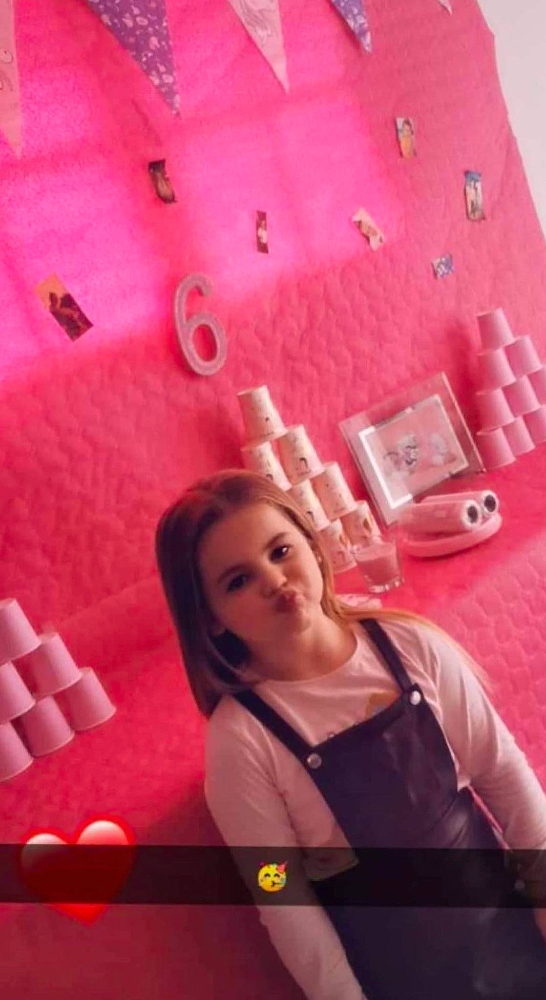 Shannel a rejoint le concours — aidez-le/la à gagner de superbes lots ! carmine, child, flesh, fun, gesture, happy, house, leisure, magenta, material_property, nail, peach, person, pink, recreation, room, skin, smile, t_shirt, tree