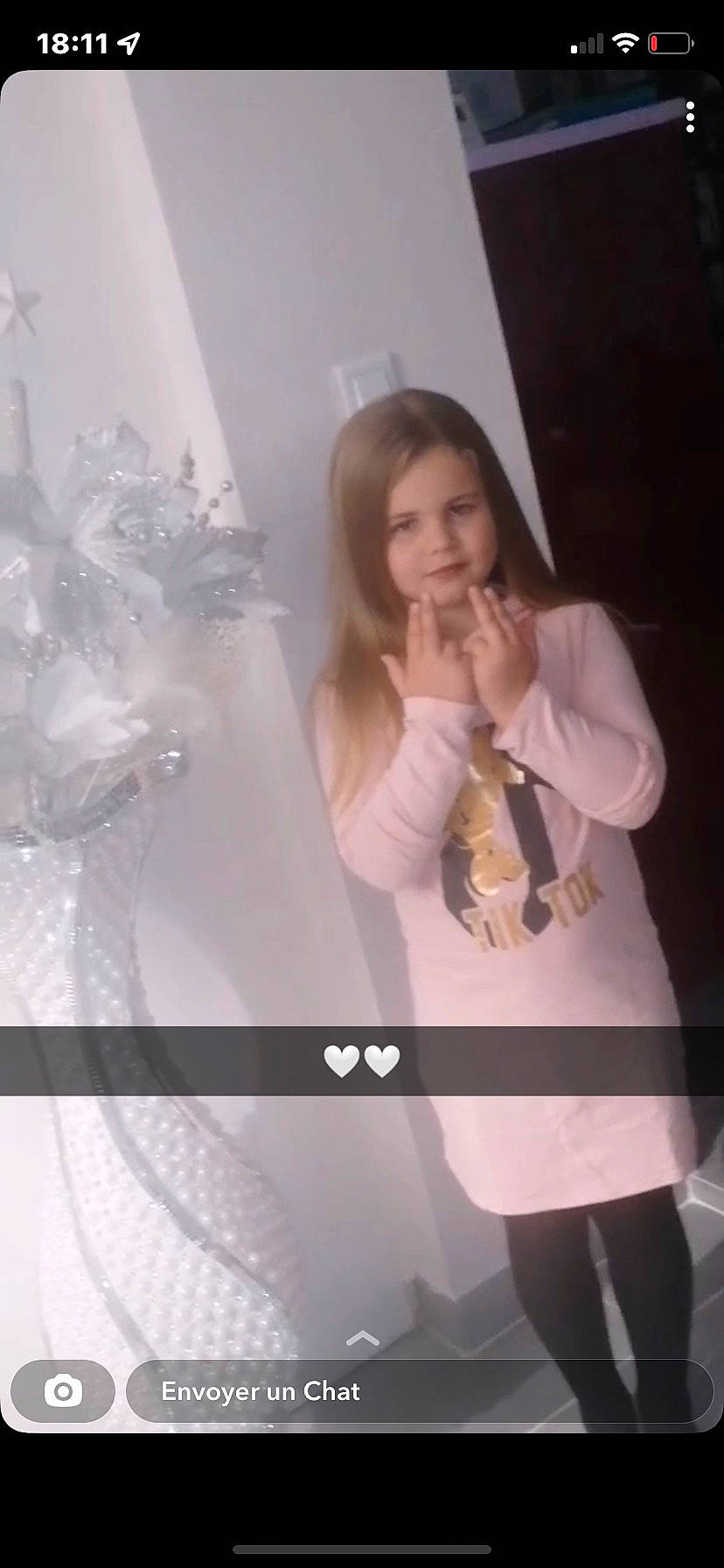 Shannel participe au concours pour gagner de l'argent avec cette photo : blond, event, eyelash, eyewear, fashion_accessory, fashion_design, flash_photography, formal_wear, gesture, human_leg, jewellery, long_hair, magenta, necklace, person, room, selfie, sitting, sleeve, thigh