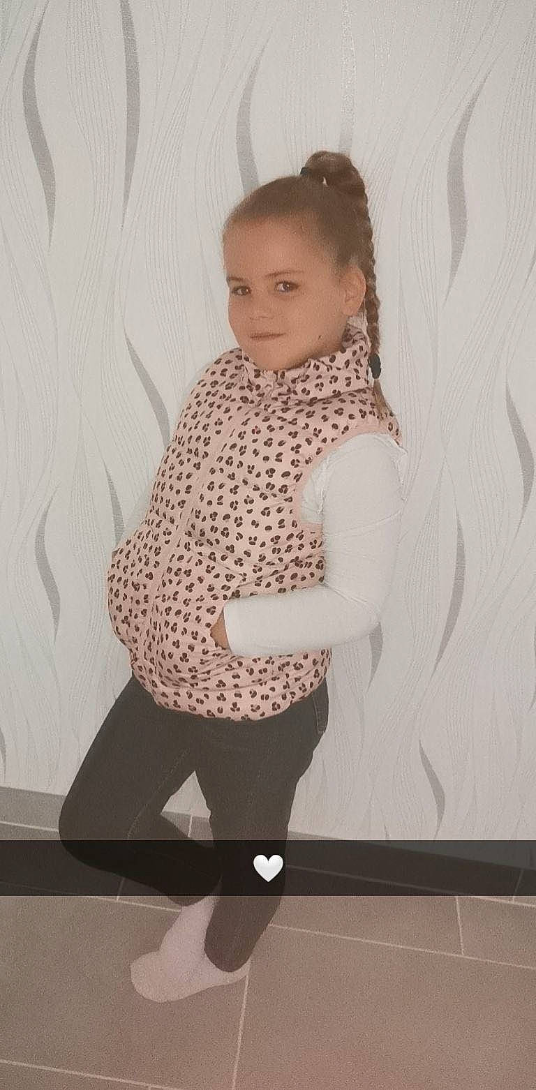 Shannel a rejoint le concours — aidez-le/la à gagner de superbes lots ! abdomen, blazer, elbow, flooring, hair, happy, human_leg, knee, long_hair, neck, outerwear, pattern, person, shoulder, sleeve, smile, t_shirt, textile, thigh, trunk