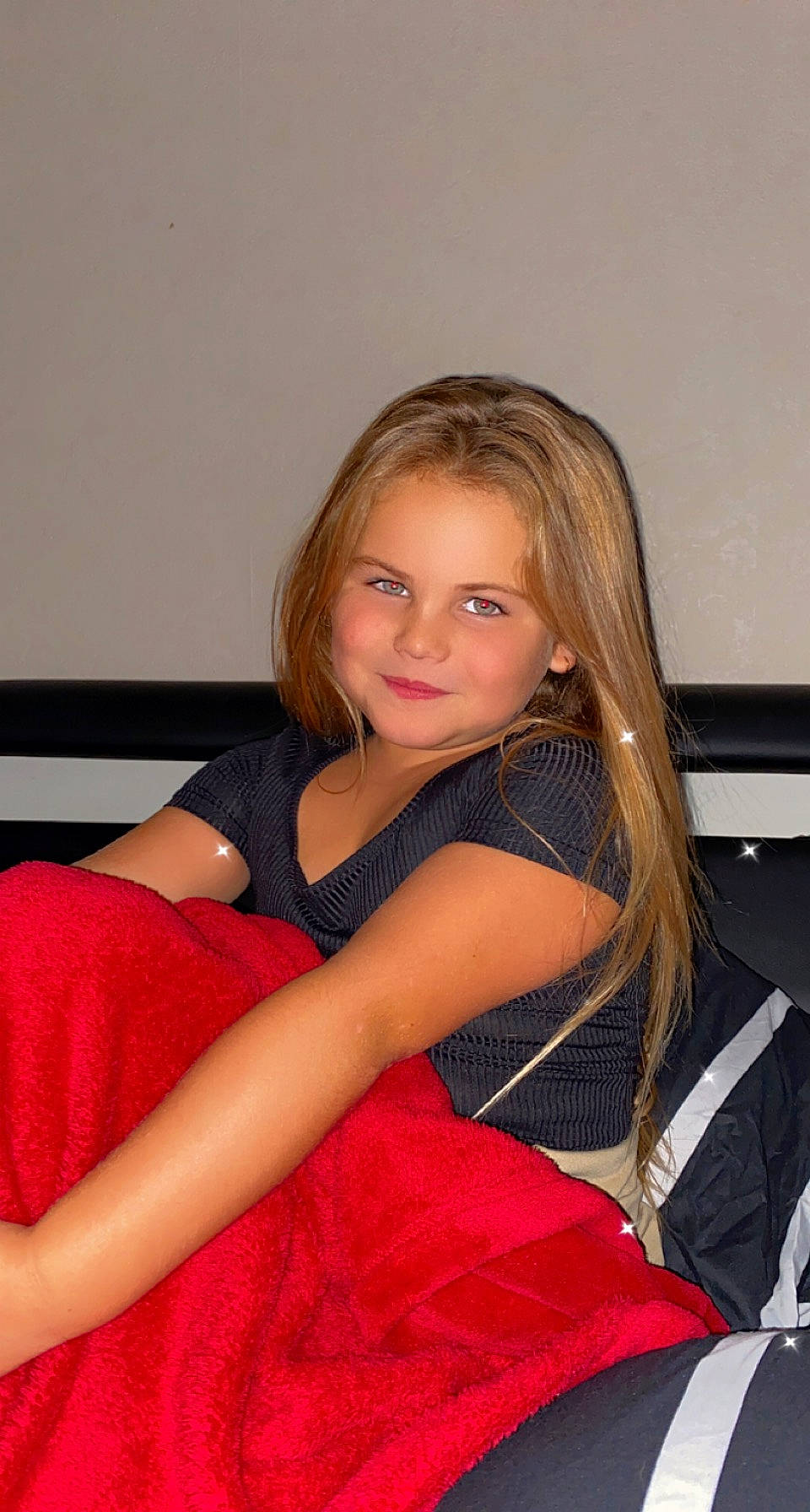 Shannel participe au concours pour gagner de l'argent avec cette photo : blond, brown_hair, couch, elbow, event, eyelash, fashion_design, flash_photography, formal_wear, human_leg, jewellery, joint, joy, knee, long_hair, makeover, person, shoulder, sitting, smile