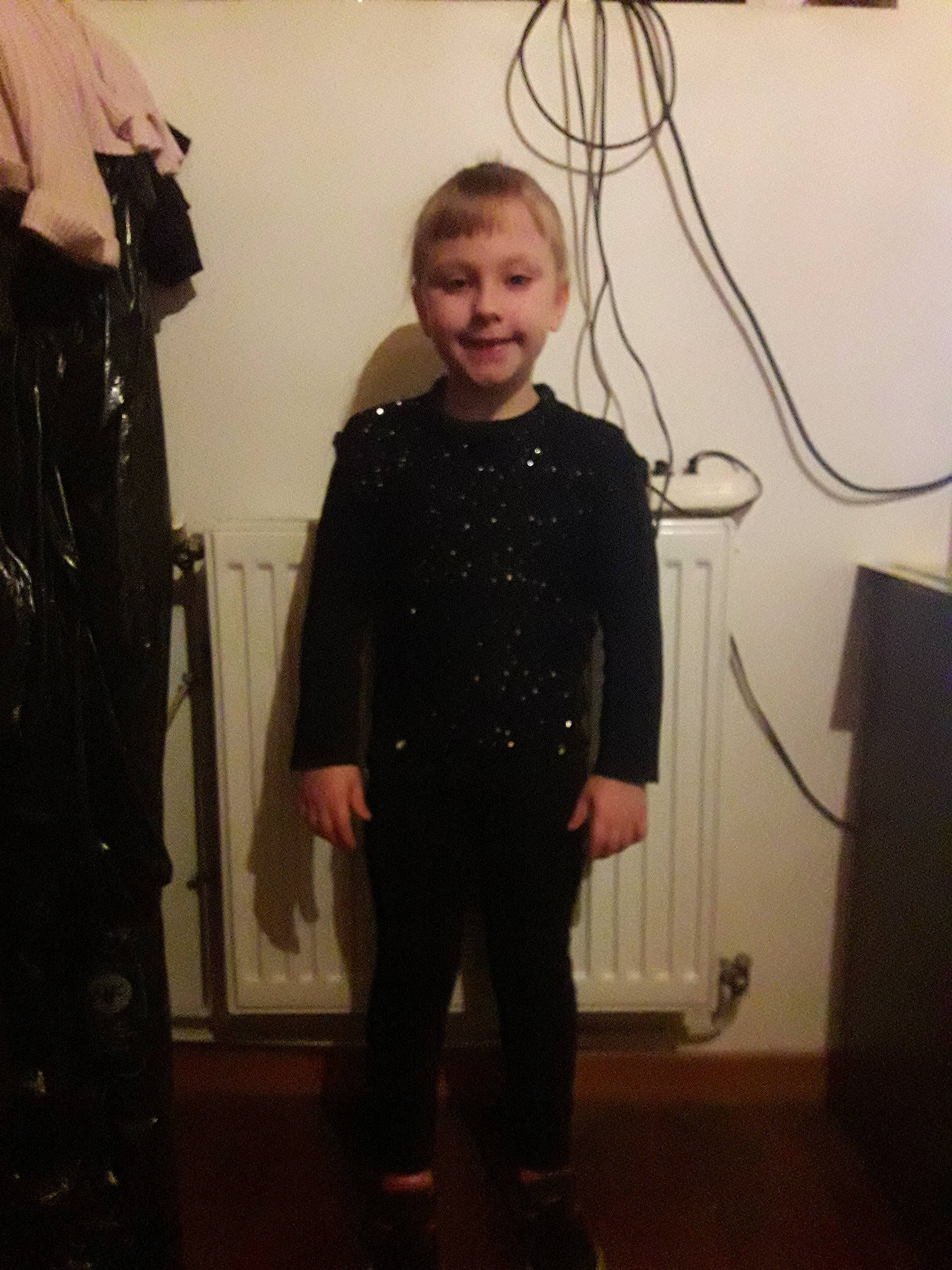 Clara participe au concours pour gagner de l'argent avec cette photo : black, blazer, clothing, day, design, dress, fashion, fashion_accessory, formal_wear, fun, girl, little_black_dress, outerwear, person, product, shoulder, snapshot, standing, suit, textile