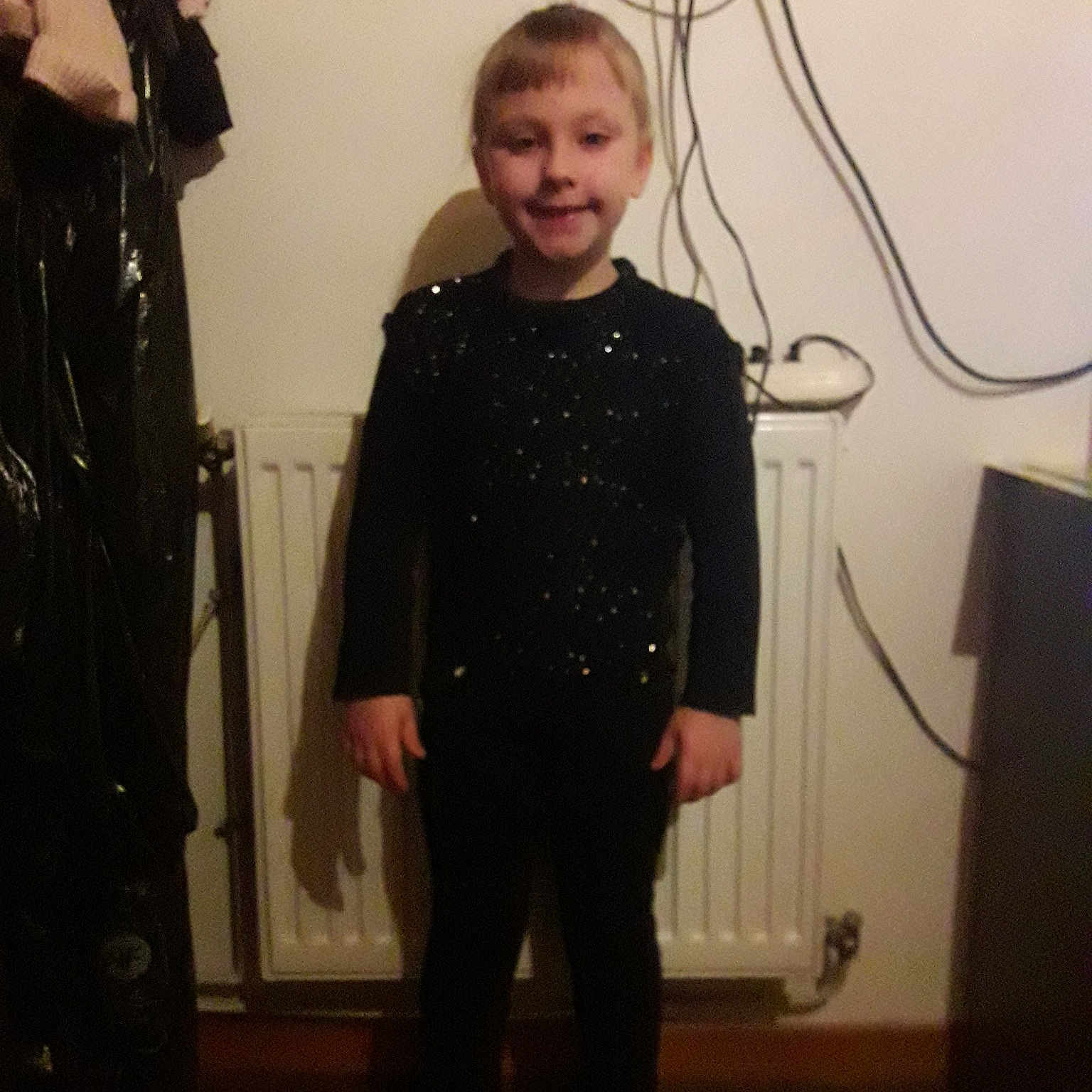 Clara participe au concours pour gagner de l'argent avec cette photo : black, blazer, clothing, day, design, dress, fashion, fashion_accessory, formal_wear, fun, girl, little_black_dress, outerwear, person, product, shoulder, snapshot, standing, suit, textile