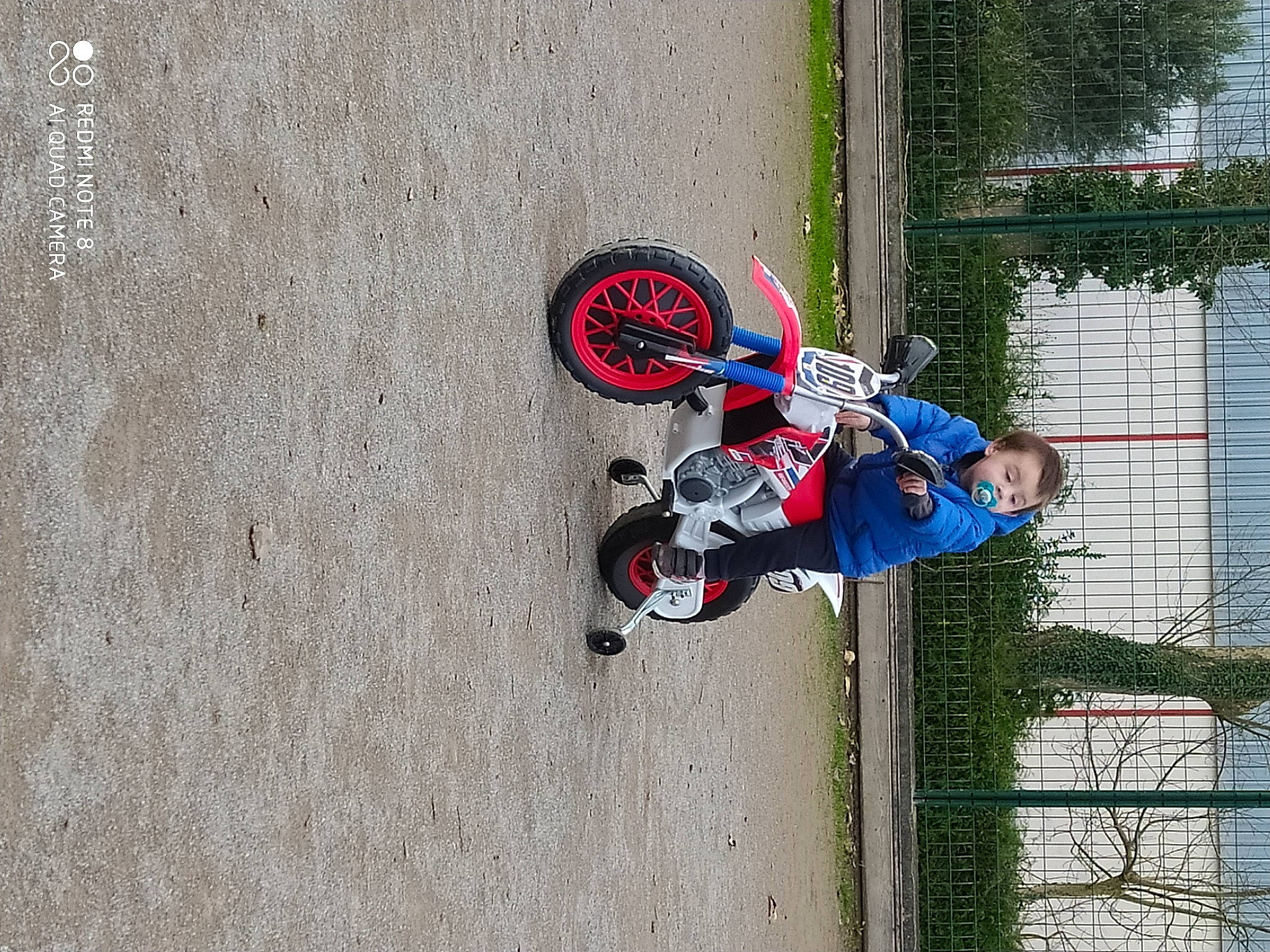 Jason participe au concours pour gagner de l'argent avec cette photo : bmx_bike, extreme_sport, flip_acrobatic, person, recreation, stunt, stunt_performer, vehicle, wheel