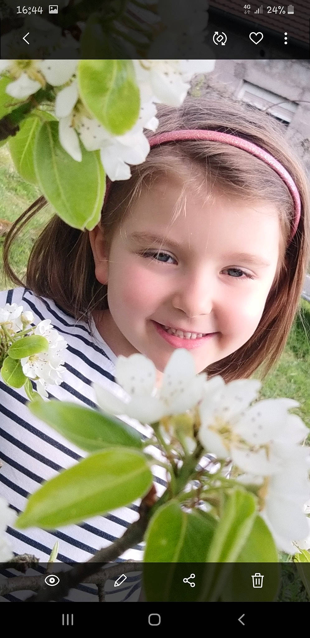 Lysie a rejoint le concours — aidez-le/la à gagner de superbes lots ! bouquet, child, child_model, cut_flowers, eye, facial_expression, flower, flower_arranging, flowering_plant, hair_accessory, happy, headband, headgear, headpiece, joy, person, petal, plant, skin, smile