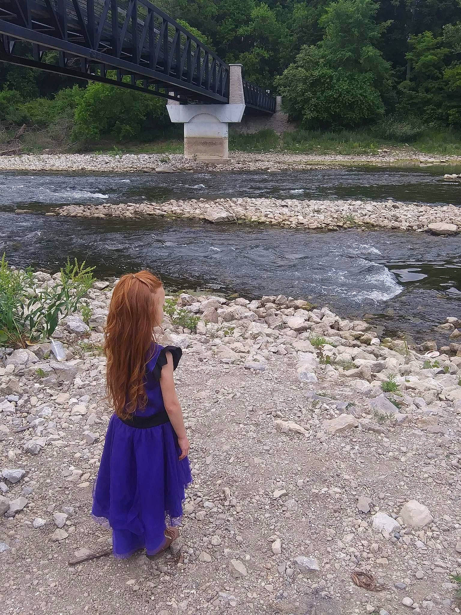 Daliela is registered to the contest to win money with this photo: bank, bridge, concrete_bridge, girder_bridge, grass, landscape, leisure, nonbuilding_structure, person, plant, reservoir, road, rock, soil, spring, toddler, travel, tree, water, water_resources