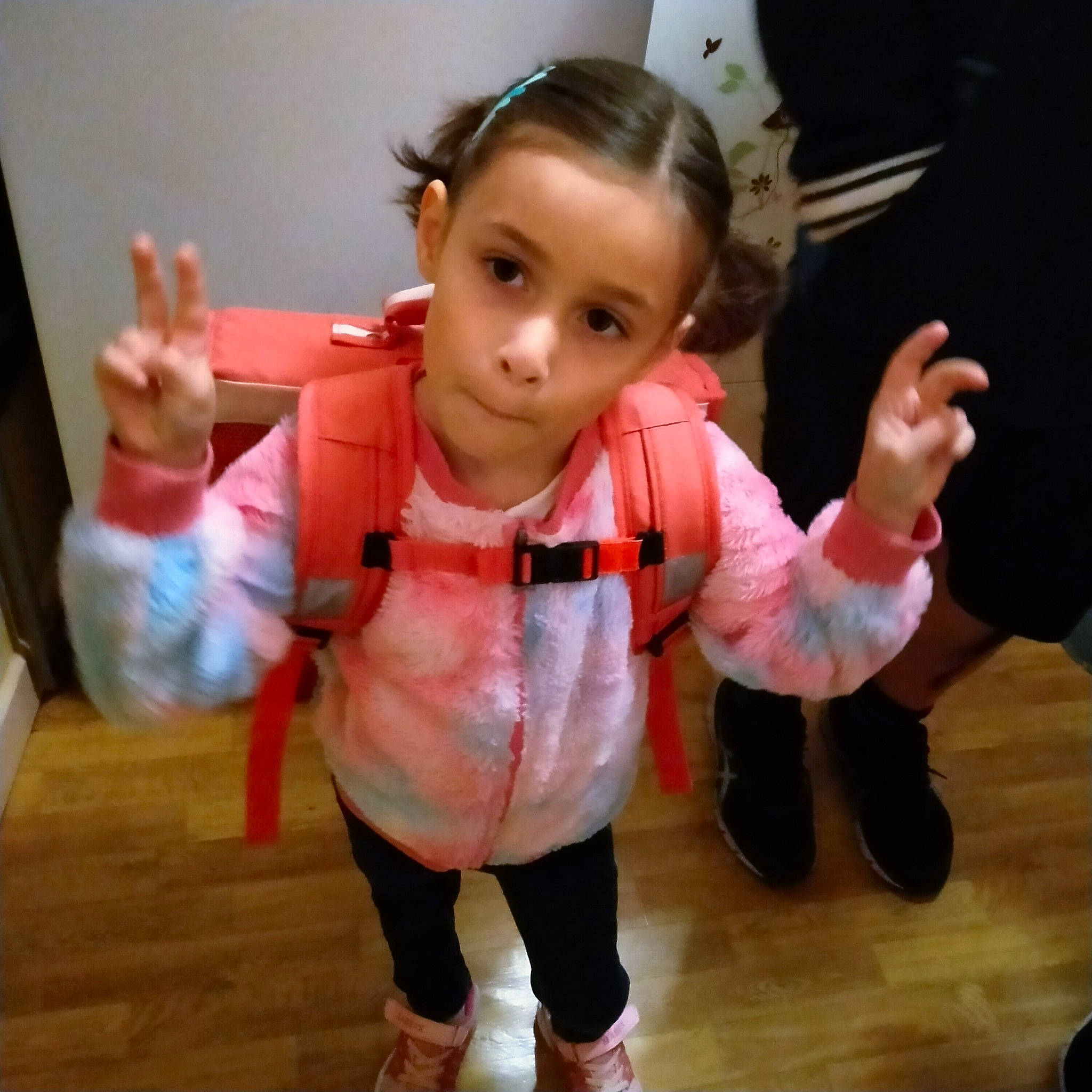 Chloë a rejoint le concours — aidez-le/la à gagner de superbes lots ! baby_toddler_clothing, costume, event, flesh, flooring, foot, fun, fur, gesture, happy, hardwood, peach, person, room, sitting, sleeve, thumb, toddler, wood, wood_flooring