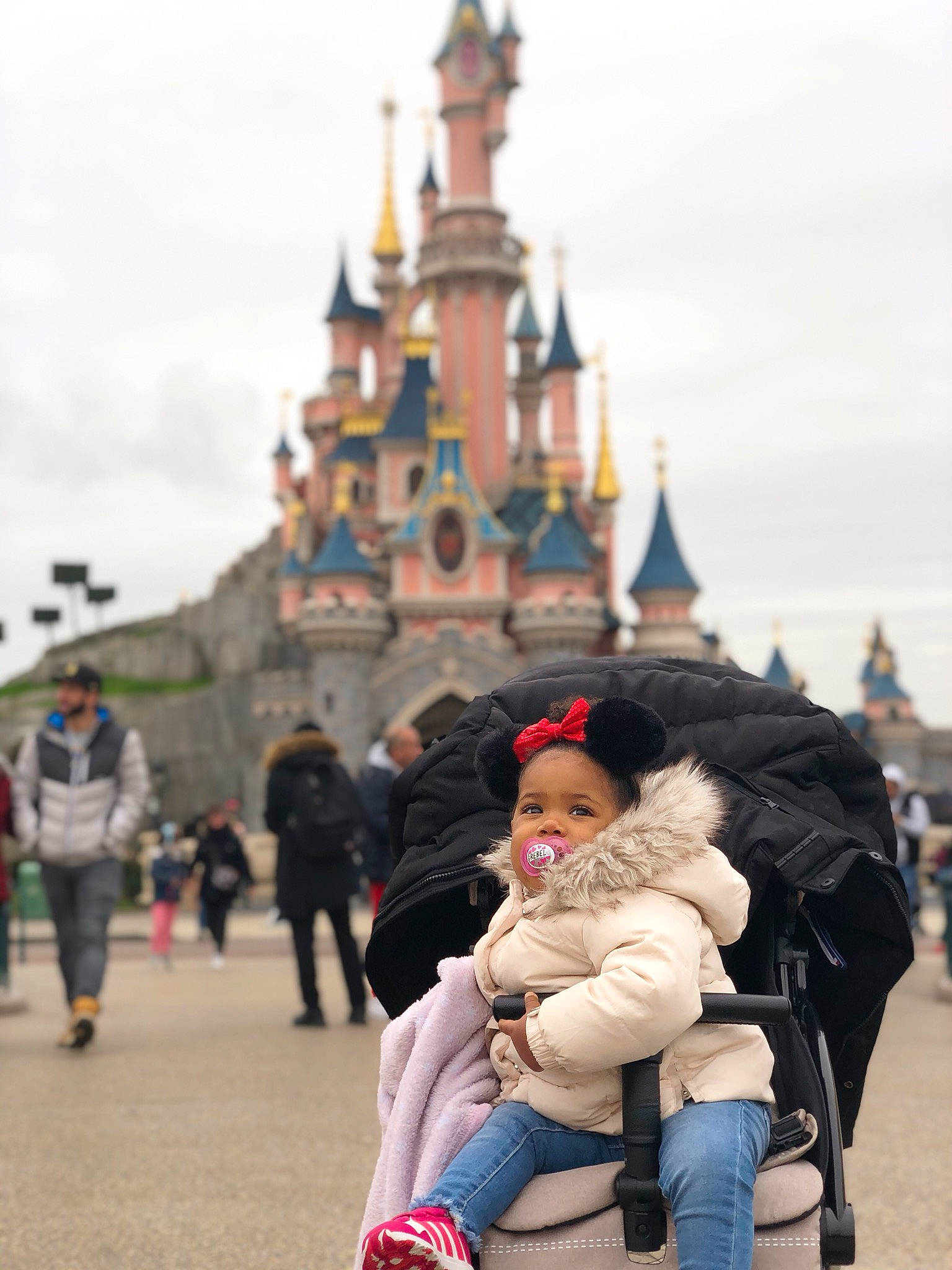 Haylie participe au concours pour gagner de l'argent avec cette photo : amusement_park, building, child, city, fun, landmark, leisure, nonbuilding_structure, park, pedestrian, people, person, recreation, snapshot, street, temple, tourism, tourist_attraction, travel, vacation