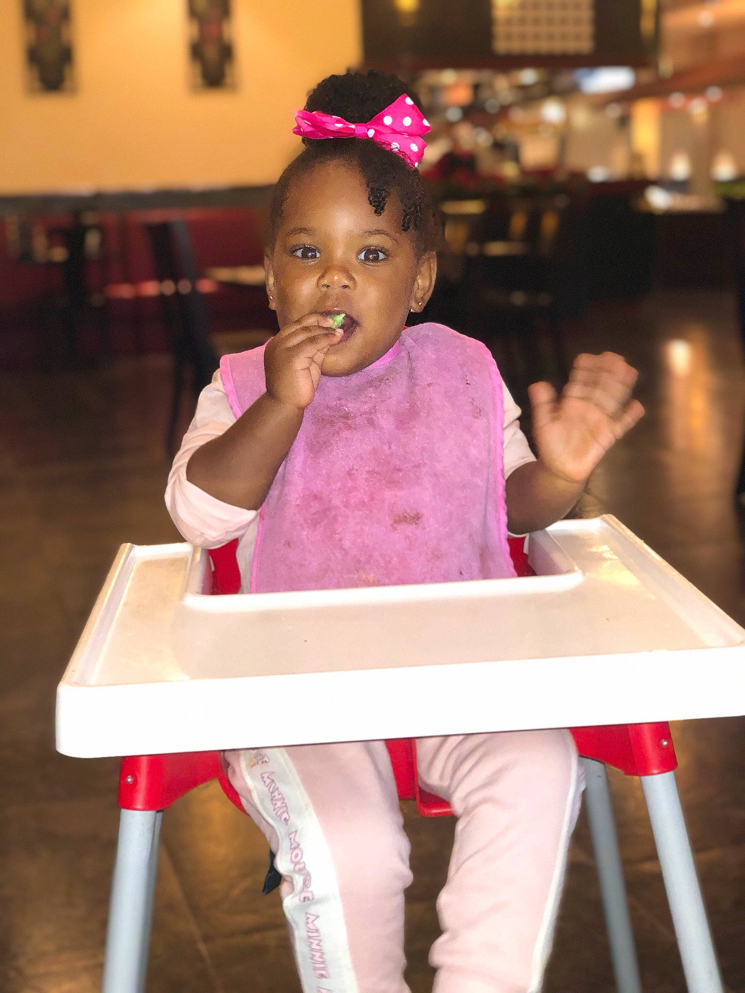 Haylie participe au concours pour gagner de l'argent avec cette photo : baby, birthday, child, hair_accessory, lip, party, person, pink, sitting, smile, table, toddler