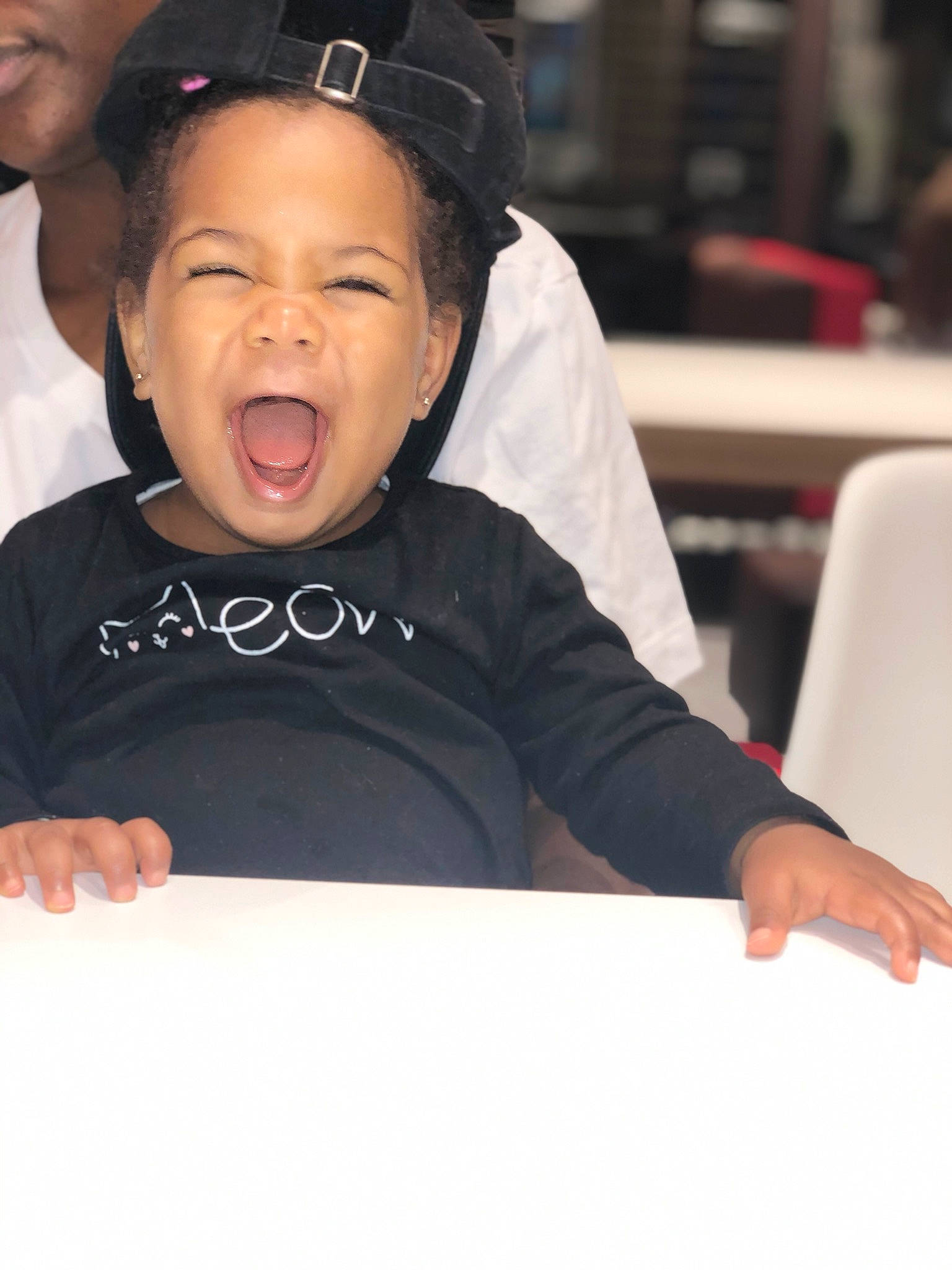 Haylie a rejoint le concours — aidez-le/la à gagner de superbes lots ! arm, baby, black_hair, cheek, child, ear, face, facial_expression, forehead, fun, gesture, happy, head, laugh, nose, person, skin, smile, toddler, tongue