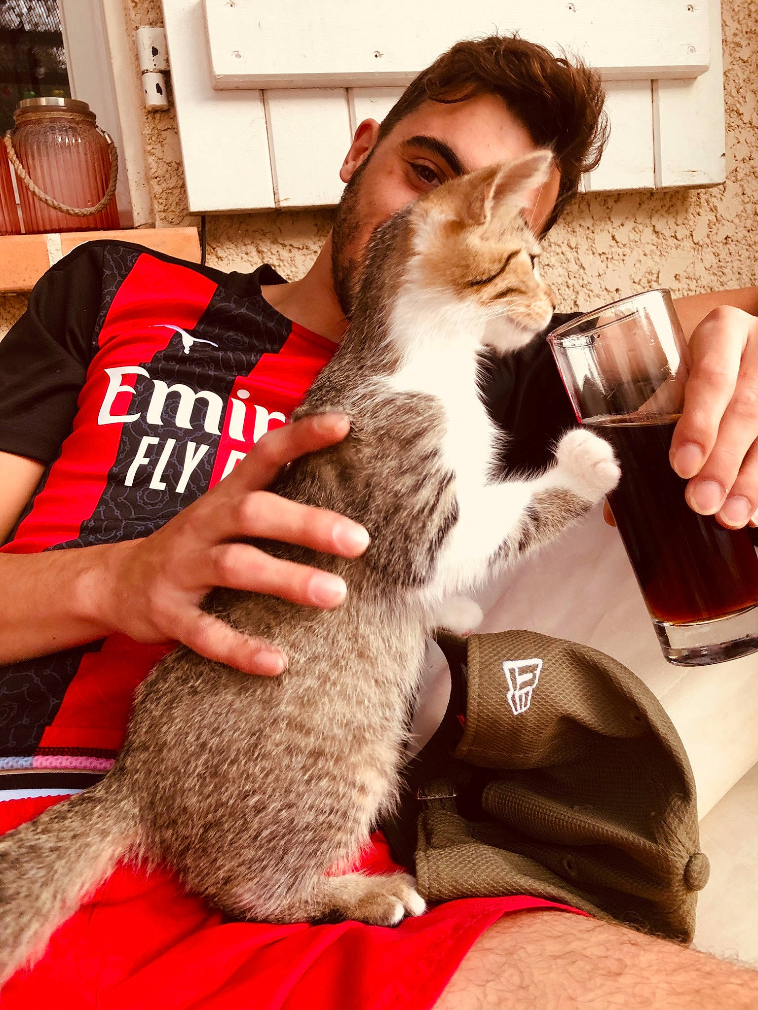 Soufflette participe au concours pour gagner de l'argent avec cette photo : beard, carnivore, cat, chair, comfort, companion_dog, drinking, elbow, eyewear, facial_hair, felidae, fur, gesture, hair, lap, long_hair, room, small_to_medium_sized_cats, whiskers, wrist