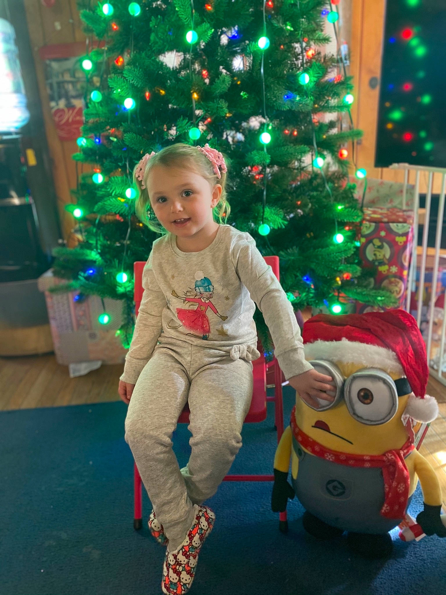 Talia is registered to the contest to win money with this photo: baby_toddler_clothing, child, christmas, christmas_decoration, christmas_eve, christmas_lights, christmas_ornament, christmas_tree, event, fictional_character, green, holiday, holiday_ornament, interior_design, lighting, ornament, person, red, toddler, tradition