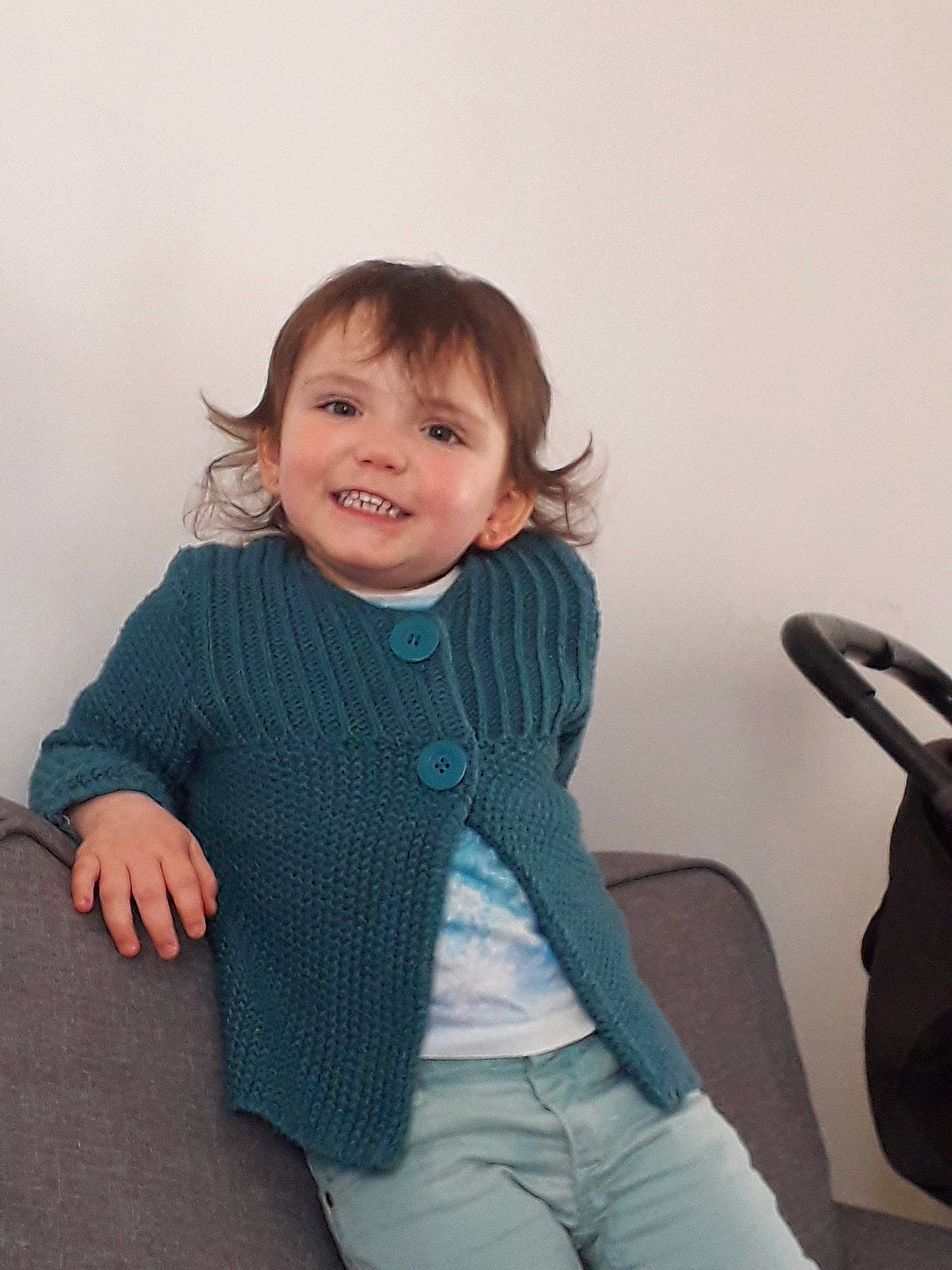 Zoe a rejoint le concours — aidez-le/la à gagner de superbes lots ! child, child_model, girl, jeans, joy, knitting, neck, outerwear, pattern, person, product, scarf, shoulder, sitting, sleeve, smile, standing, sweater, textile, toddler