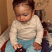 Kayden a rejoint le concours — aidez-le/la à gagner de superbes lots ! baby, barefoot, blanket, child, clothing, comb, cute, decor, expression, face, floor, hair, hands, indoor, jeans, long_sleeve_shirt, room, sitting, toddler, toy