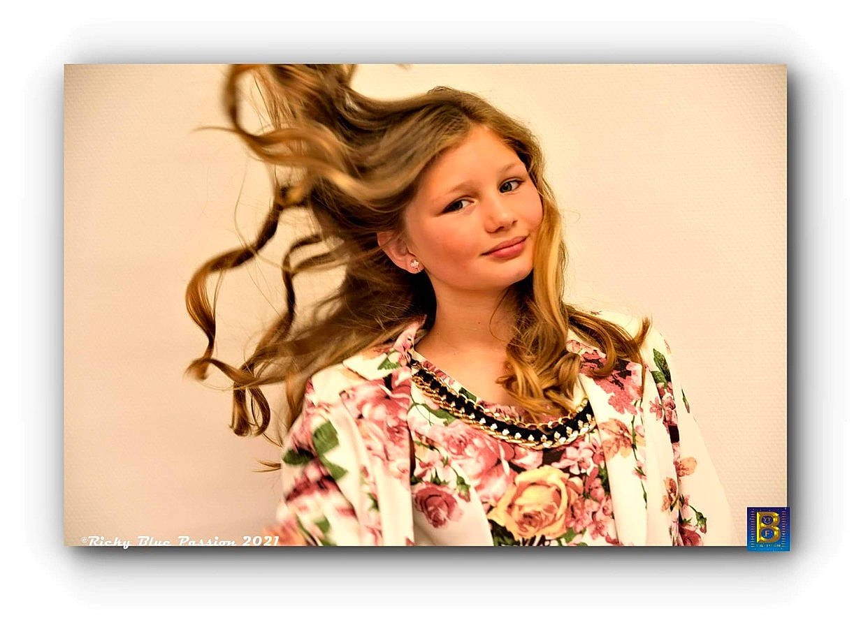 Emilia participe au concours pour gagner de l'argent avec cette photo : beauty, body_jewelry, brown_hair, day_dress, event, eyelash, fashion_accessory, fashion_design, fashion_model, gesture, happy, jewellery, joy, layered_hair, long_hair, makeover, pattern, person, rectangle, sleeve