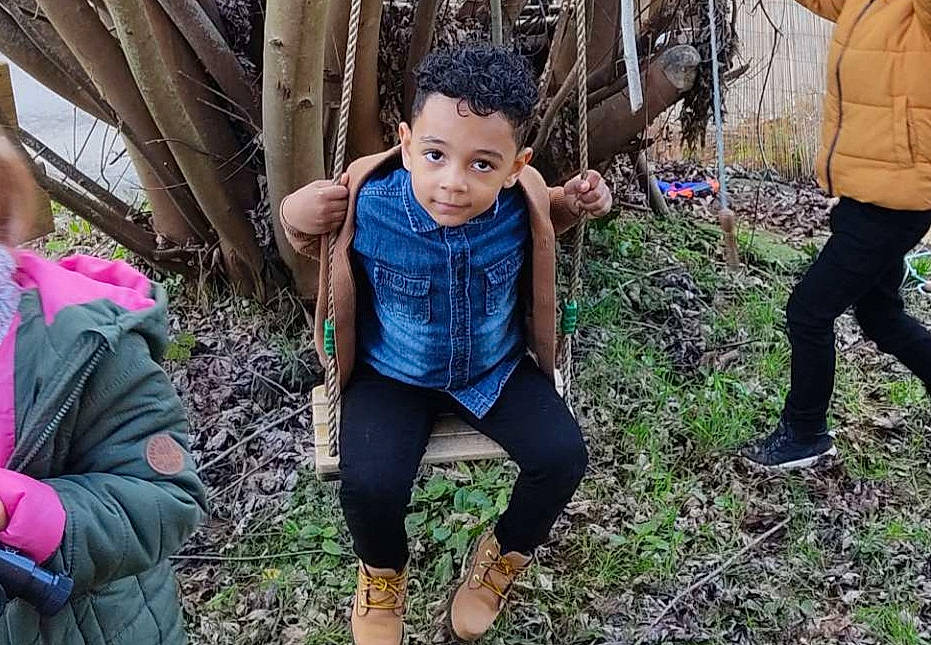 Idriss a rejoint le concours — aidez-le/la à gagner de superbes lots ! adaptation, botany, child, electric_blue, event, fun, grass, happy, jacket, leaf, leg, leisure, outerwear, people_in_nature, person, plant, recreation, sneakers, toddler, tree