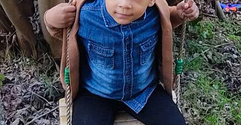 Idriss a rejoint le concours — aidez-le/la à gagner de superbes lots ! arm, baby, chest, cool, denim, electric_blue, finger, gesture, grass, happy, headwear, leisure, neck, outerwear, pattern, person, photograph, sitting, sleeve, street_fashion