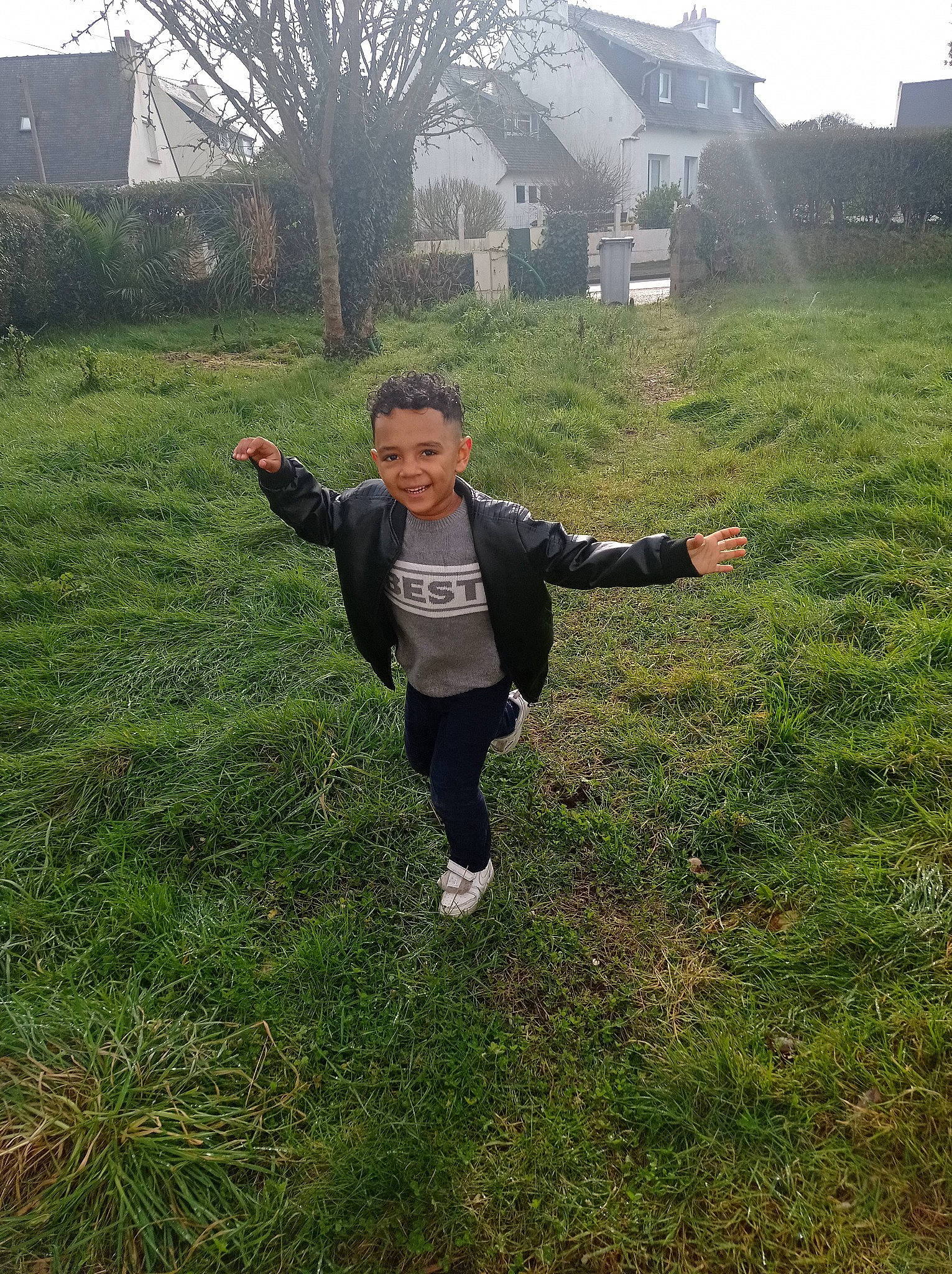 Idriss a rejoint le concours — aidez-le/la à gagner de superbes lots ! exercise, fun, grass, grassland, happy, hill, joy, landscape, lawn, leisure, meadow, mountain, mountainous_landforms, people_in_nature, person, plant, recreation, running, sky, soil