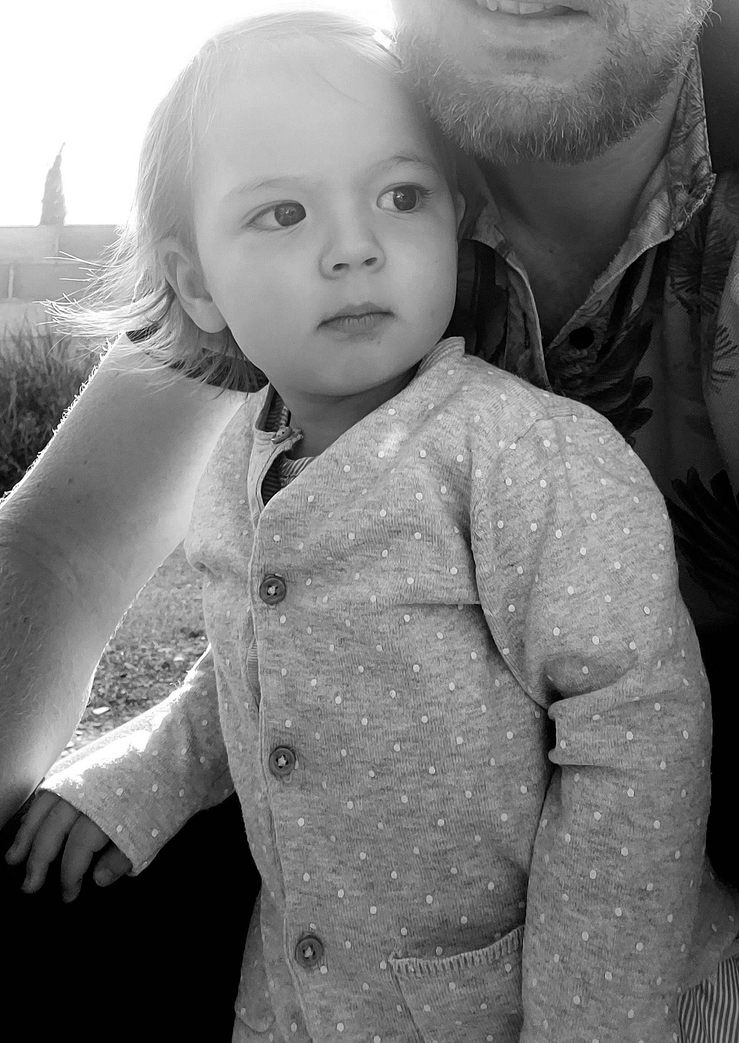 Zoé participe au concours pour gagner de l'argent avec cette photo : black, black_and_white, clothing, eye, face, facial_expression, flash_photography, hair, hairstyle, happy, head, human, human_body, lip, organ, outerwear, person, photograph, shoulder, skin