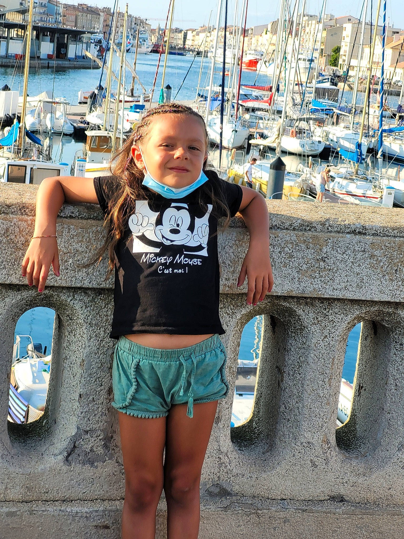 Yasmine participe au concours pour gagner de l'argent avec cette photo : azure, boat, cool, daytime, electric_blue, fun, happy, human, joy, leisure, people, person, recreation, smile, summer, t_shirt, thigh, travel, waist, water