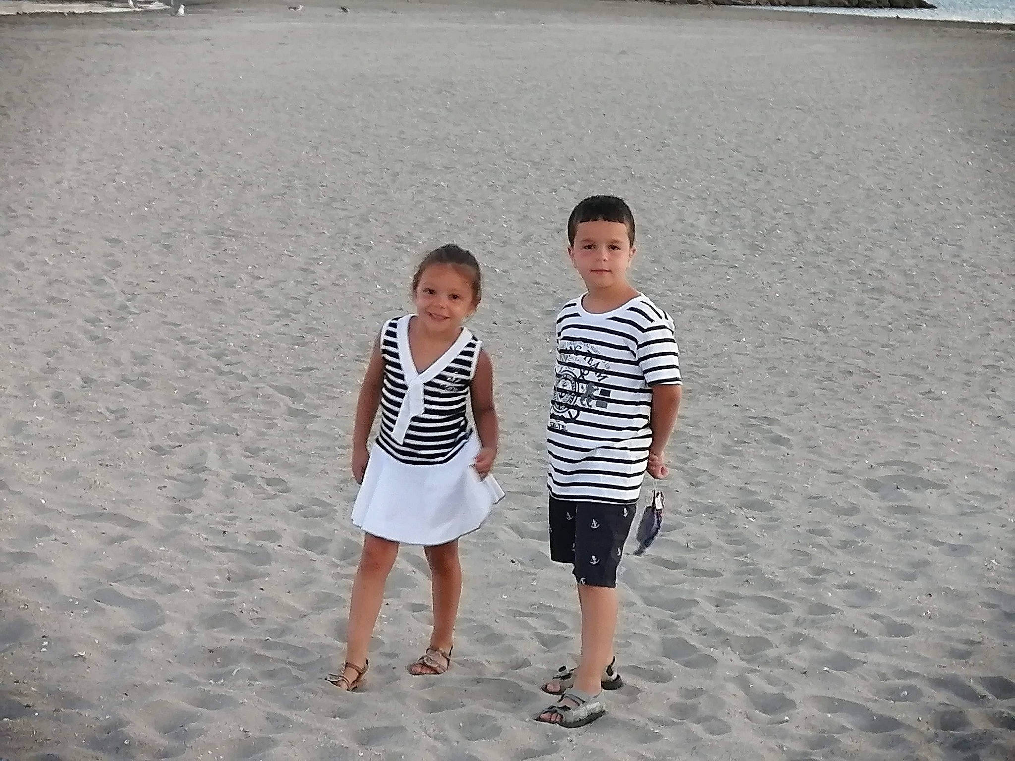 Yasmine a rejoint le concours — aidez-le/la à gagner de superbes lots ! beach, body_of_water, event, fun, gesture, happy, holiday, horizon, joy, landscape, leisure, natural_environment, people_in_nature, people_on_beach, person, sand, shore, shorts, standing, summer