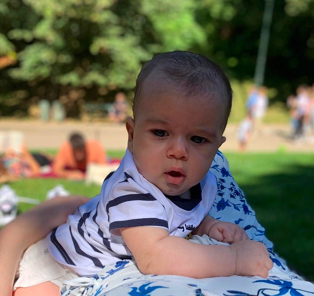 Jibrîl a rejoint le concours — aidez-le/la à gagner de superbes lots ! baby, beauty, cheek, child, cool, eye, face, grass, happy, head, lawn, male, people, person, recreation, sitting, skin, smile, summer, toddler