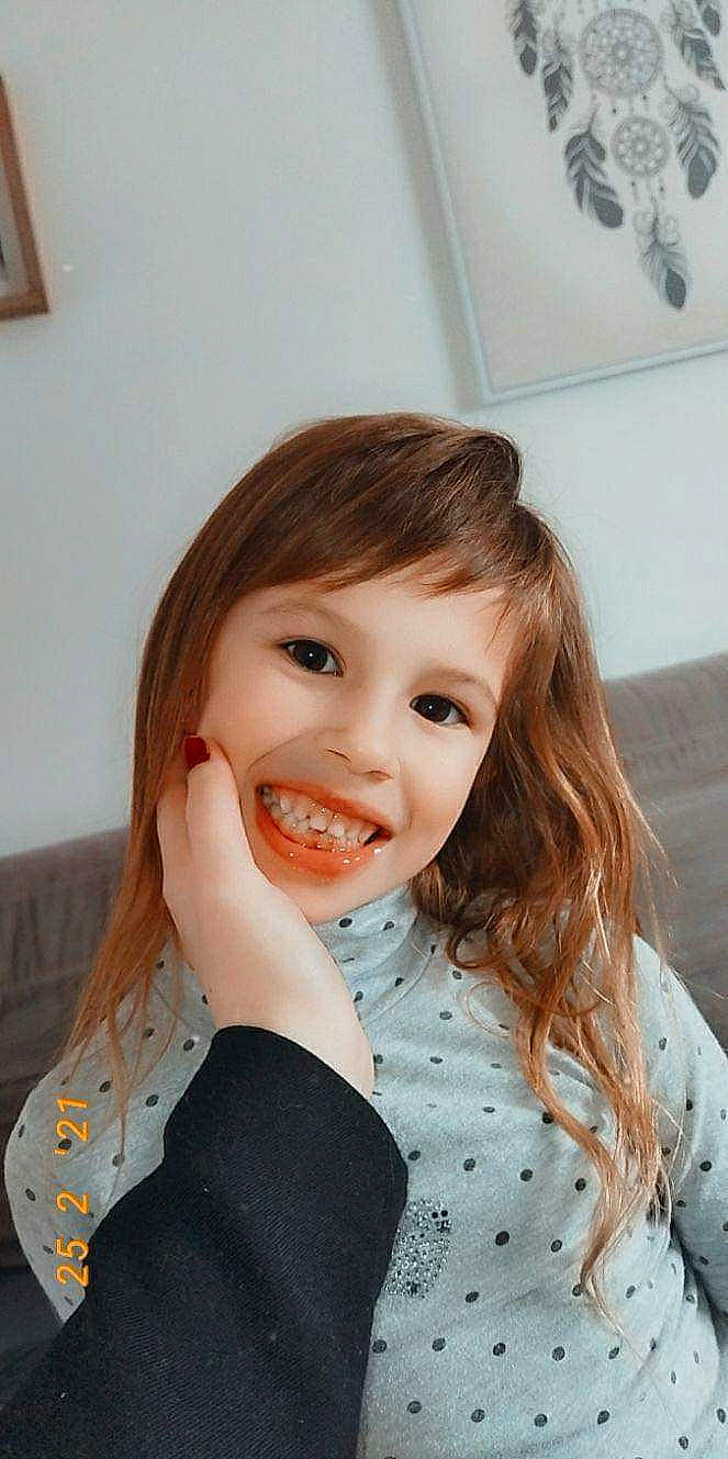 Melyna a rejoint le concours — aidez-le/la à gagner de superbes lots ! bangs, blond, brown_hair, eyebrow, eyelash, face, hair, hairstyle, happy, iris, jaw, joy, layered_hair, lip, lipstick, long_hair, makeover, pattern, person, skin