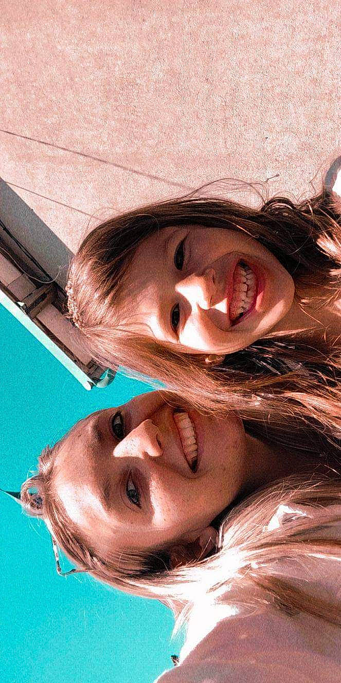 Melyna participe au concours pour gagner de l'argent avec cette photo : eye, eyebrow, eyelash, facial_expression, flash_photography, hair, hairstyle, happy, jaw, joy, light, lip, mouth, neck, nose, people_in_nature, person, photograph, plant, skin