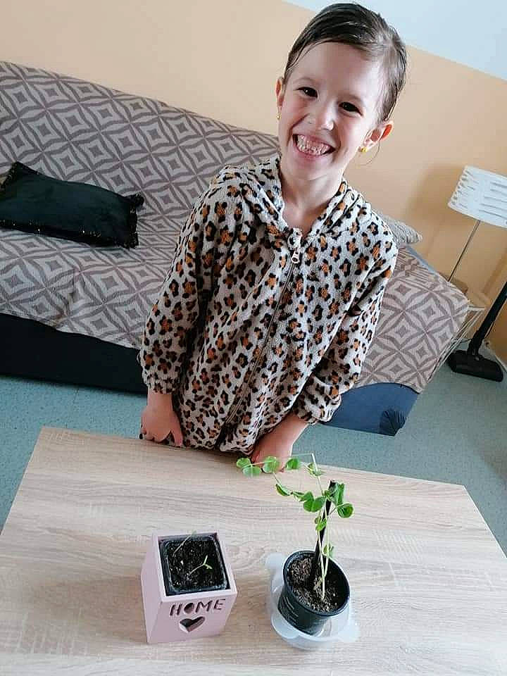 Melyna a rejoint le concours — aidez-le/la à gagner de superbes lots ! couch, design, desk, eyewear, fashion_design, flooring, floral_design, flower, flowerpot, glass, herb, houseplant, joy, person, plant, room, sitting, smile, t_shirt, table