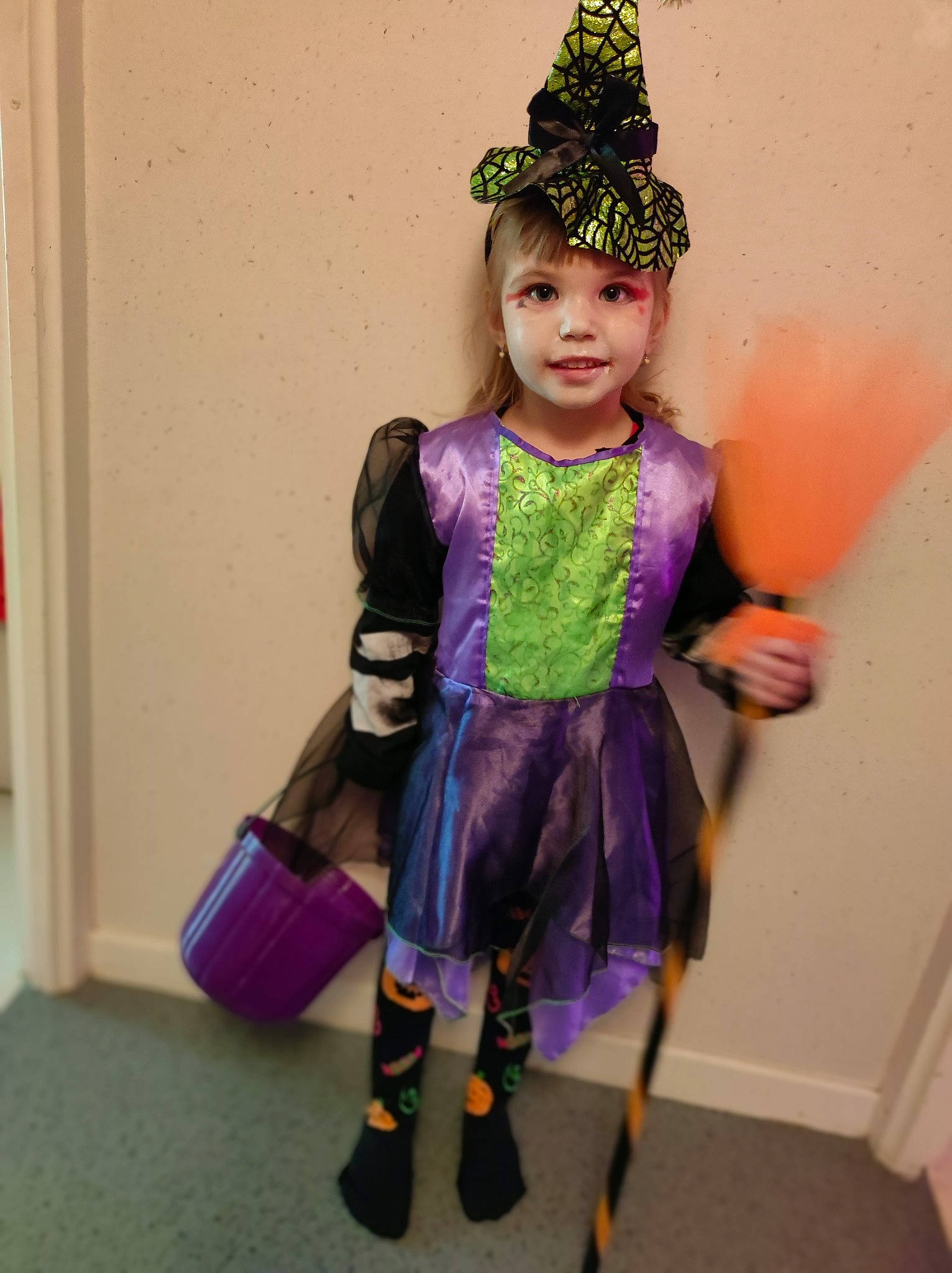 Lana a rejoint le concours — aidez-le/la à gagner de superbes lots ! child, costume, costume_design, costume_hat, electric_blue, event, fashion_accessory, fashion_design, fictional_character, fun, fur, hat, headgear, headpiece, headwear, magenta, person, purple, room, toddler