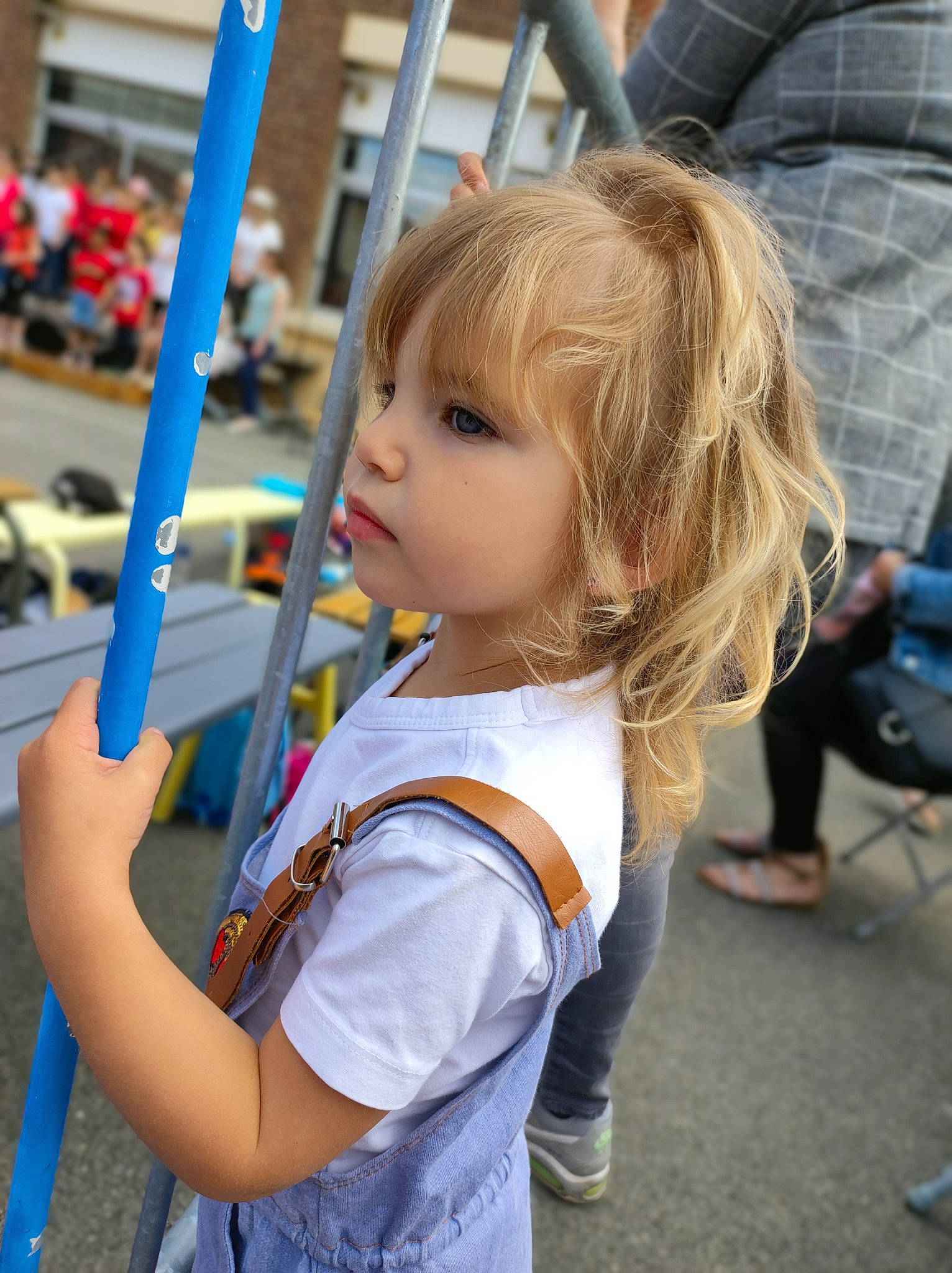 Lana participe au concours pour gagner de l'argent avec cette photo : bag, blond, child, chin, city, electric_blue, fun, hair_coloring, hairstyle, happy, joint, leisure, musical_instrument, person, play, recreation, t_shirt, toddler, vacation, wind_instrument