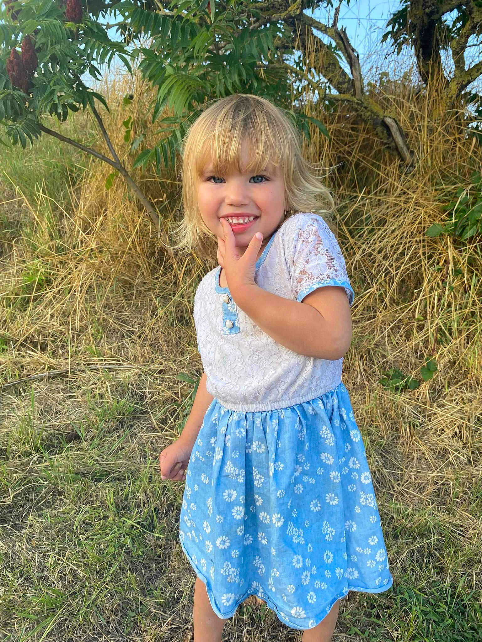 Lana a rejoint le concours — aidez-le/la à gagner de superbes lots ! azure, baby_toddler_clothing, day_dress, dress, grass, hair, happy, joy, leaf, meadow, nature, one_piece_garment, people_in_nature, person, plant, shoulder, sleeve, smile, summer, toddler
