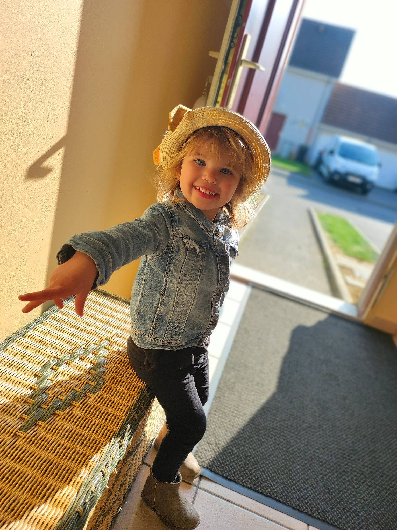 Lana participe au concours pour gagner de l'argent avec cette photo : child, denim, fashion_design, flooring, fun, happy, hat, human_leg, joy, leisure, pattern, person, recreation, sitting, sleeve, smile, sun_hat, t_shirt, toddler, travel