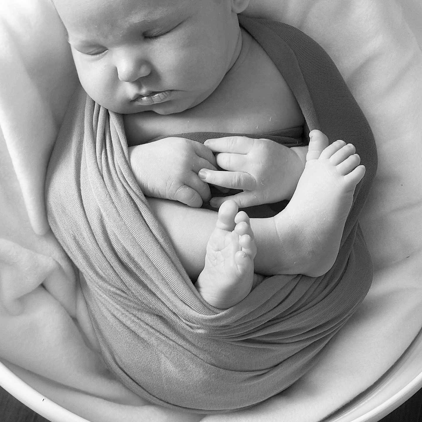 Noah a rejoint le concours — aidez-le/la à gagner de superbes lots ! baby, black_and_white, blanket, bowl, child, cozy, cute, face, feet, hands, infant, monochrome, newborn, peaceful, portrait, resting, sleeping, soft, swaddled, wrapped