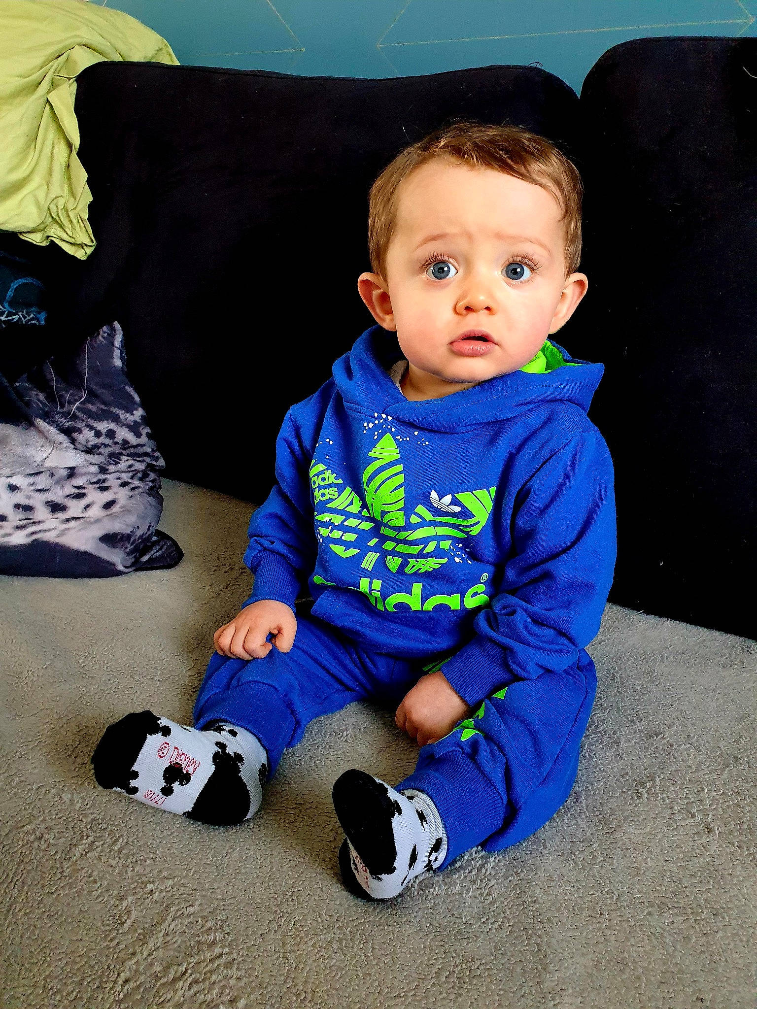 Sohann a rejoint le concours — aidez-le/la à gagner de superbes lots ! baby, baby_toddler_clothing, blue, cheek, child, cool, leg, outerwear, person, play, shoe, sitting, sleeve, smile, surprise, t_shirt, toddler