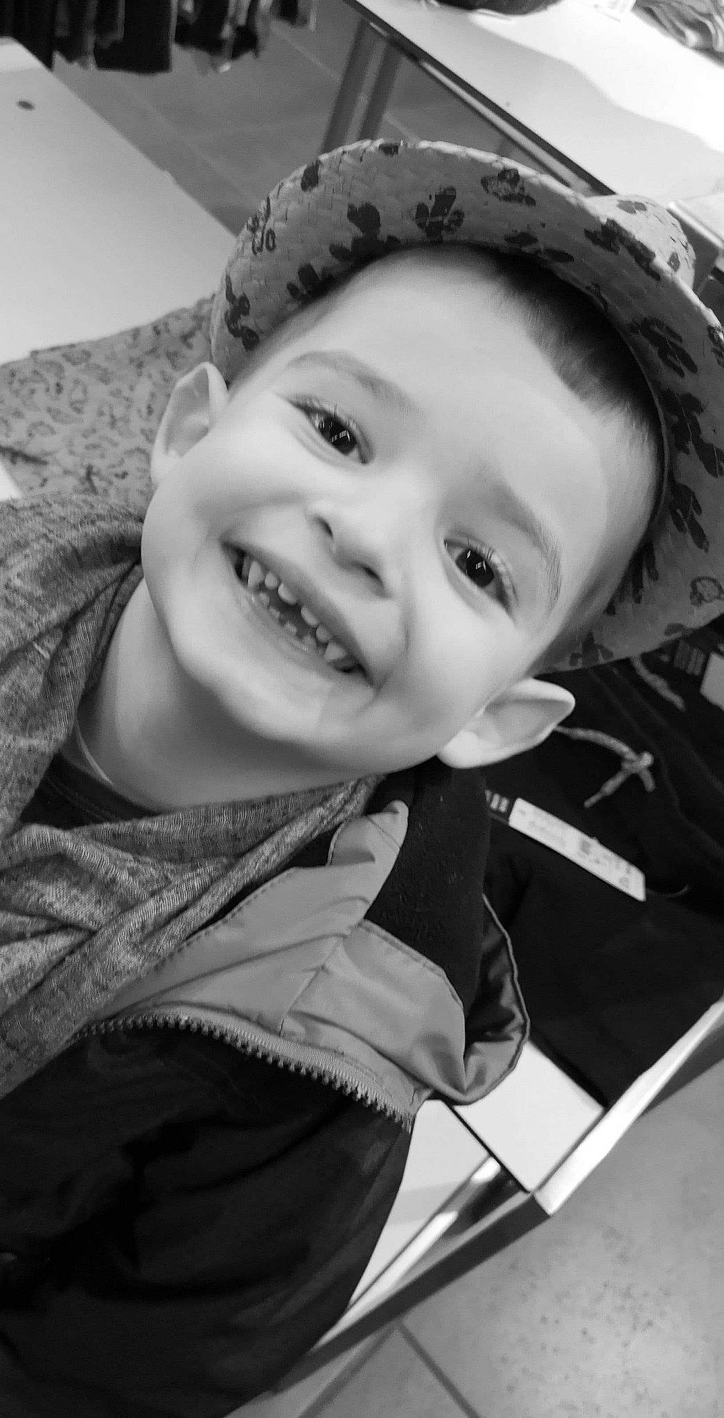 Nollan a rejoint le concours — aidez-le/la à gagner de superbes lots ! black_and_white, cheek, child, cool, eye, eyebrow, face, facial_expression, fun, happy, head, headgear, joy, lip, monochrome, nose, person, photography, skin, smile