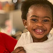 Moyi participe au concours pour gagner de l'argent avec cette photo : child, smiling, towel, happy, face, teeth, hand, portrait, indoors, blurred_background, skin, hair, eyes, expression, person, warm, cozy, closeup, joy, cute