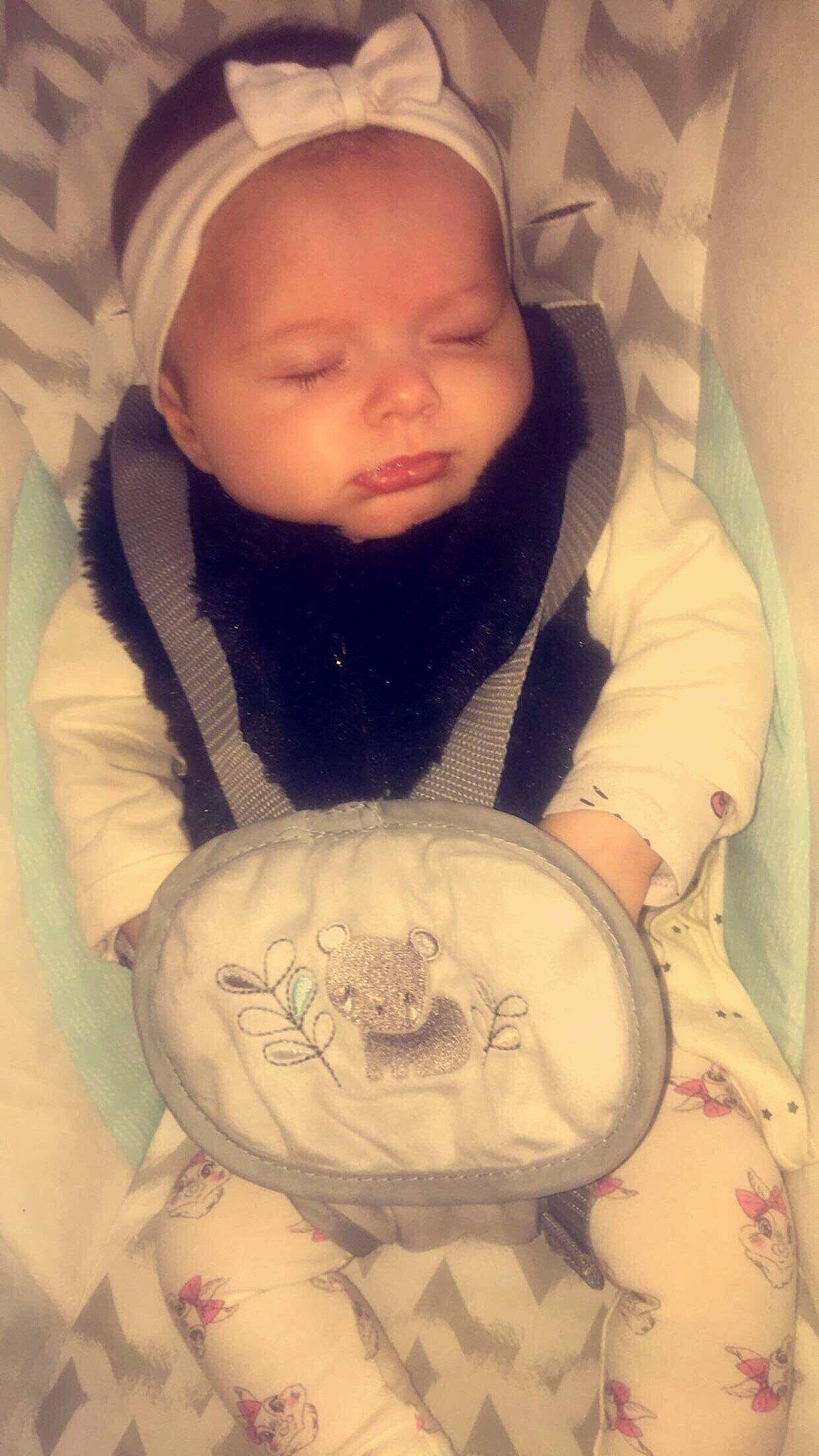 Neïssy a rejoint le concours — aidez-le/la à gagner de superbes lots ! baby, bedtime, cheek, child, face, forehead, head, mouth, person, skin, sleep, smile, toddler