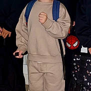 Oconnor a rejoint le concours — aidez-le/la à gagner de superbes lots ! child, smiling, happy, backpack, beige_tracksuit, white_sneakers, indoor, wooden_floor, group, friends, casual_clothing, spiderman_backpack, young_boy, fist_pump, portrait, footwear, sneakers, kids, people, clothing