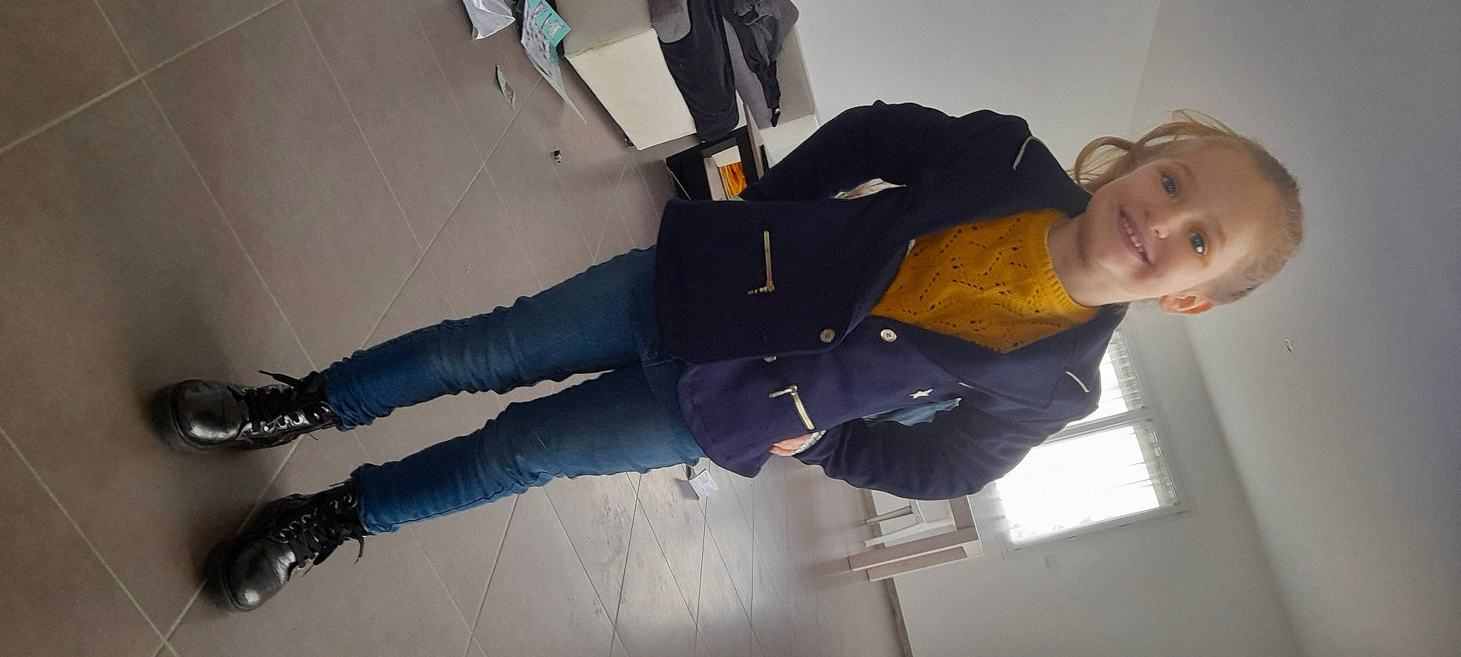 Kelia participe au concours pour gagner de l'argent avec cette photo : comfort, cool, denim, elbow, electric_blue, fashion_design, fun, human_leg, joy, knee, leg, outdoor_shoe, person, sandal, sitting, smile, street_fashion, thigh, window